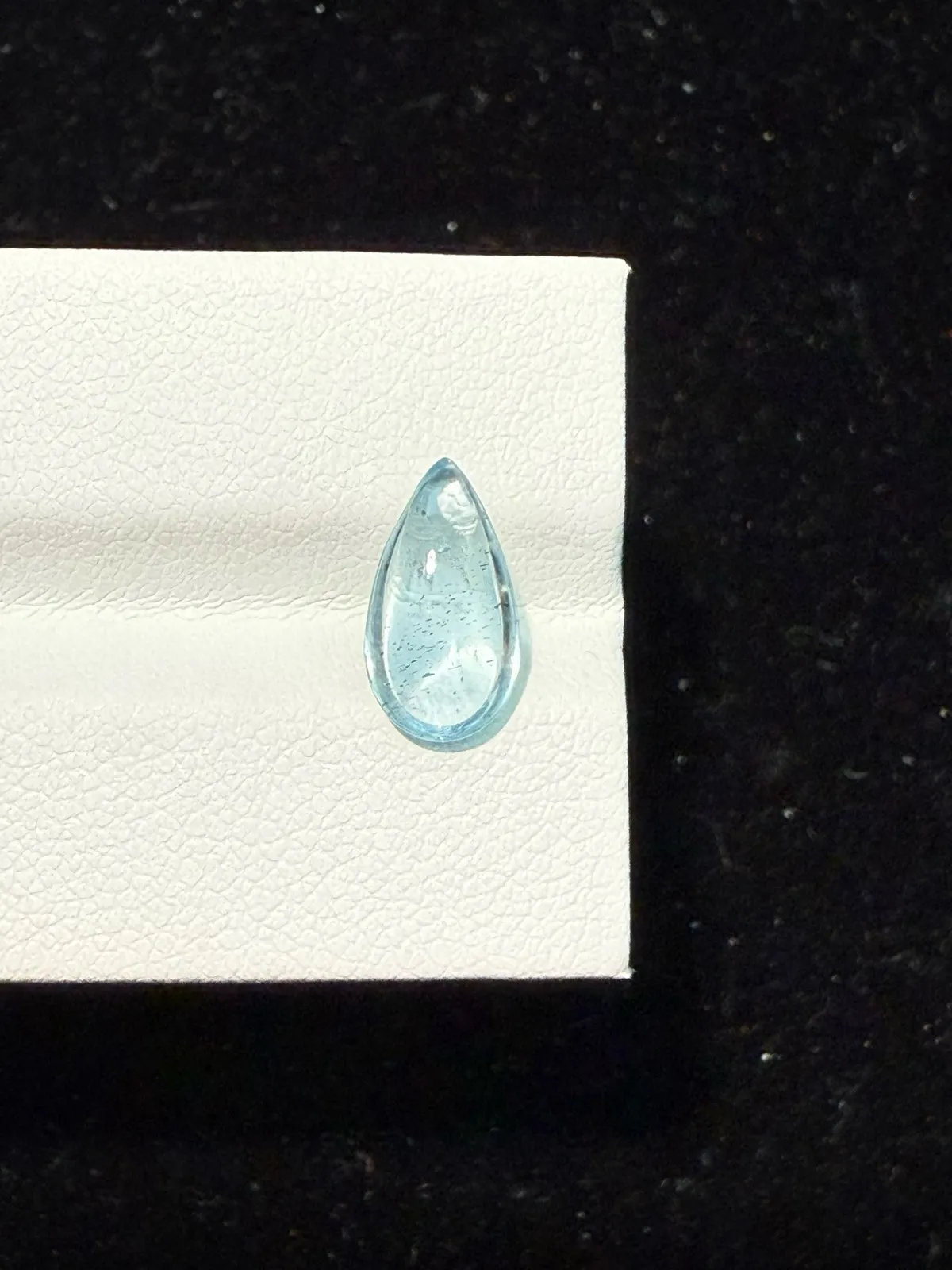 1.725ct天然海蓝宝裸石，尺寸11.8*6.5*3.5mm，颜色美艳 ，晶体通透，微棉