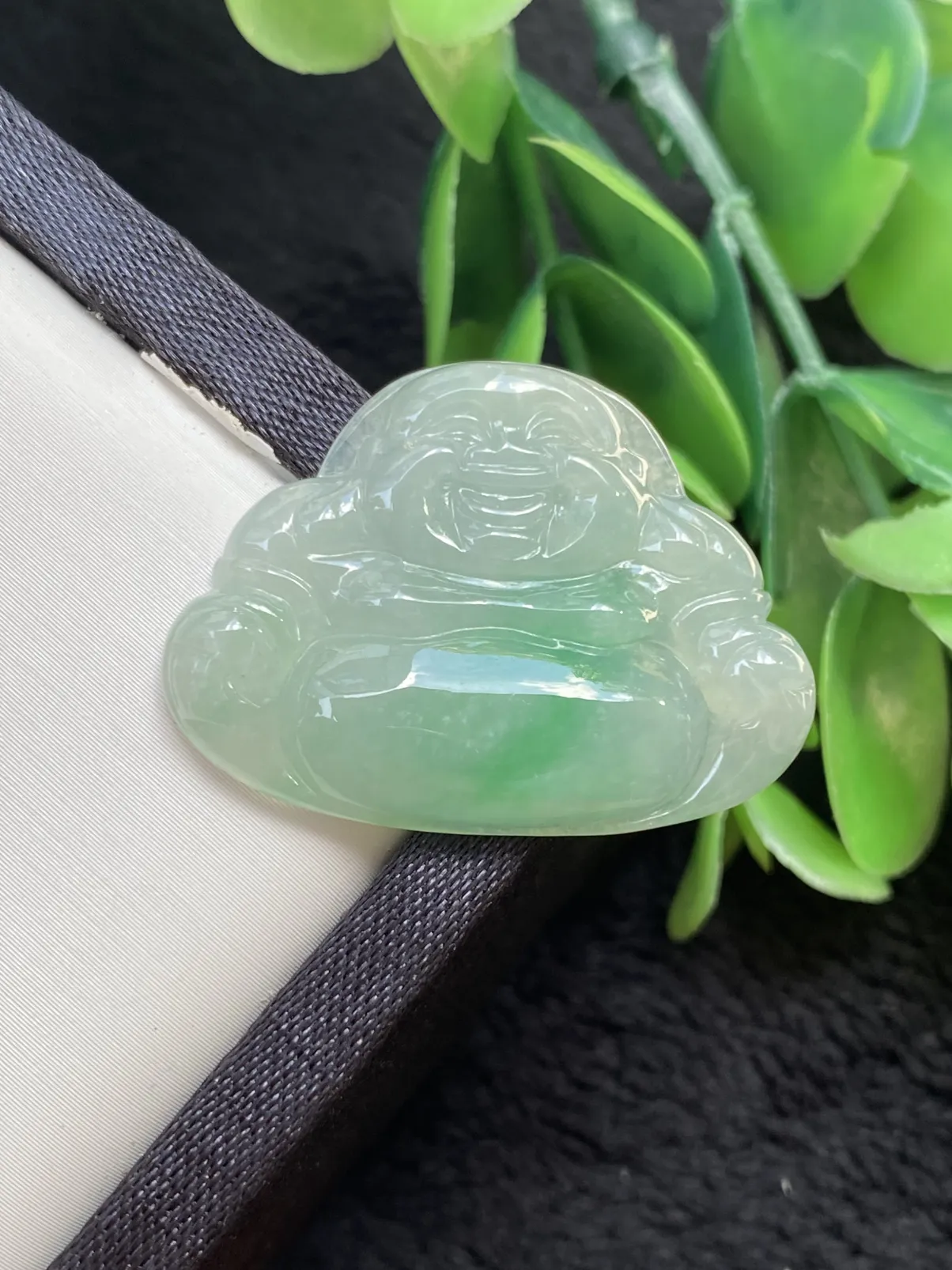推荐【飘绿佛公】无纹裂，水润，冰冰糯糯，肚里藏金，飘阳绿，品相佳，超值～～
