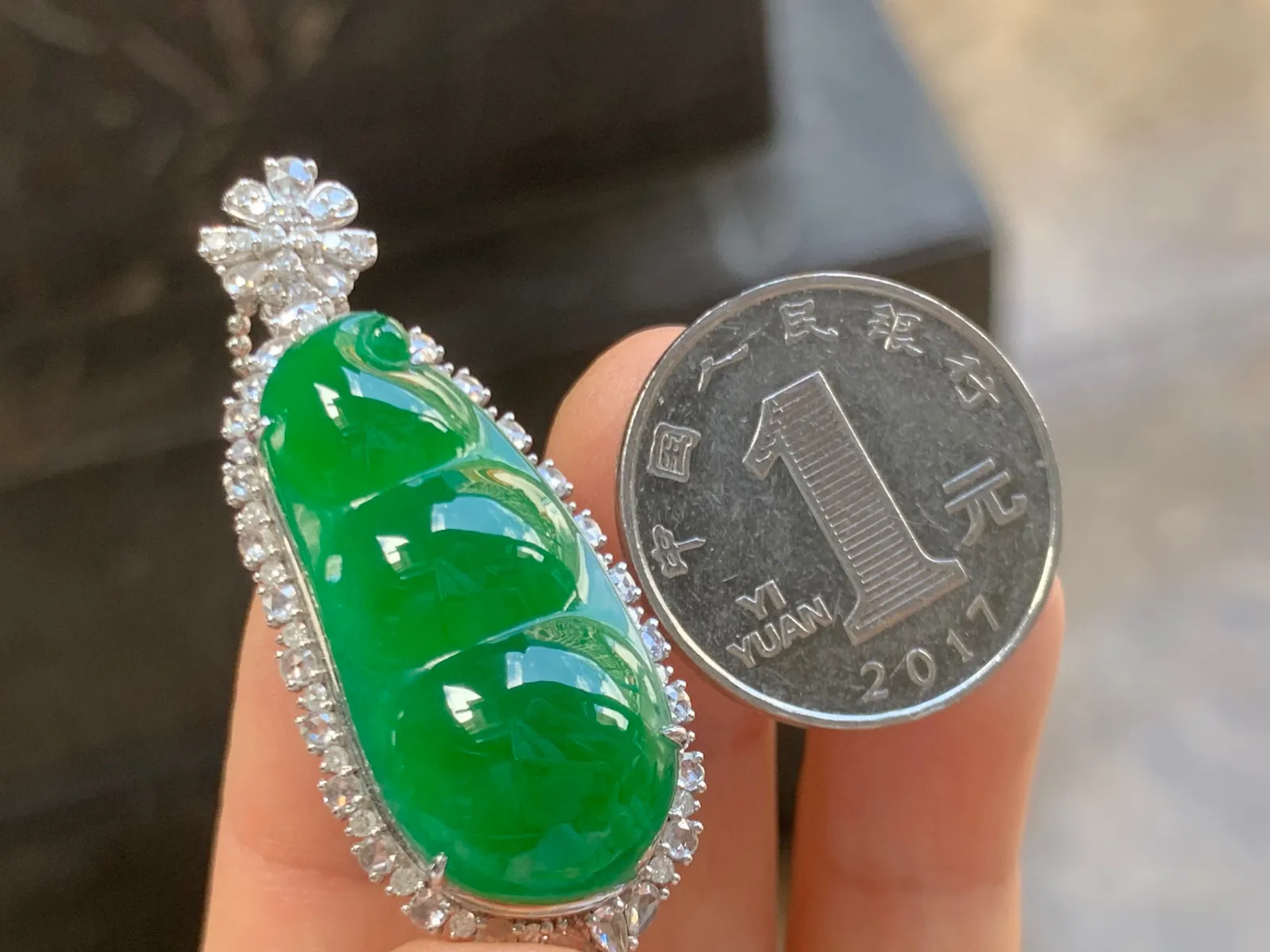 满色福豆 颜色辣绿 饱满 18K金镶嵌