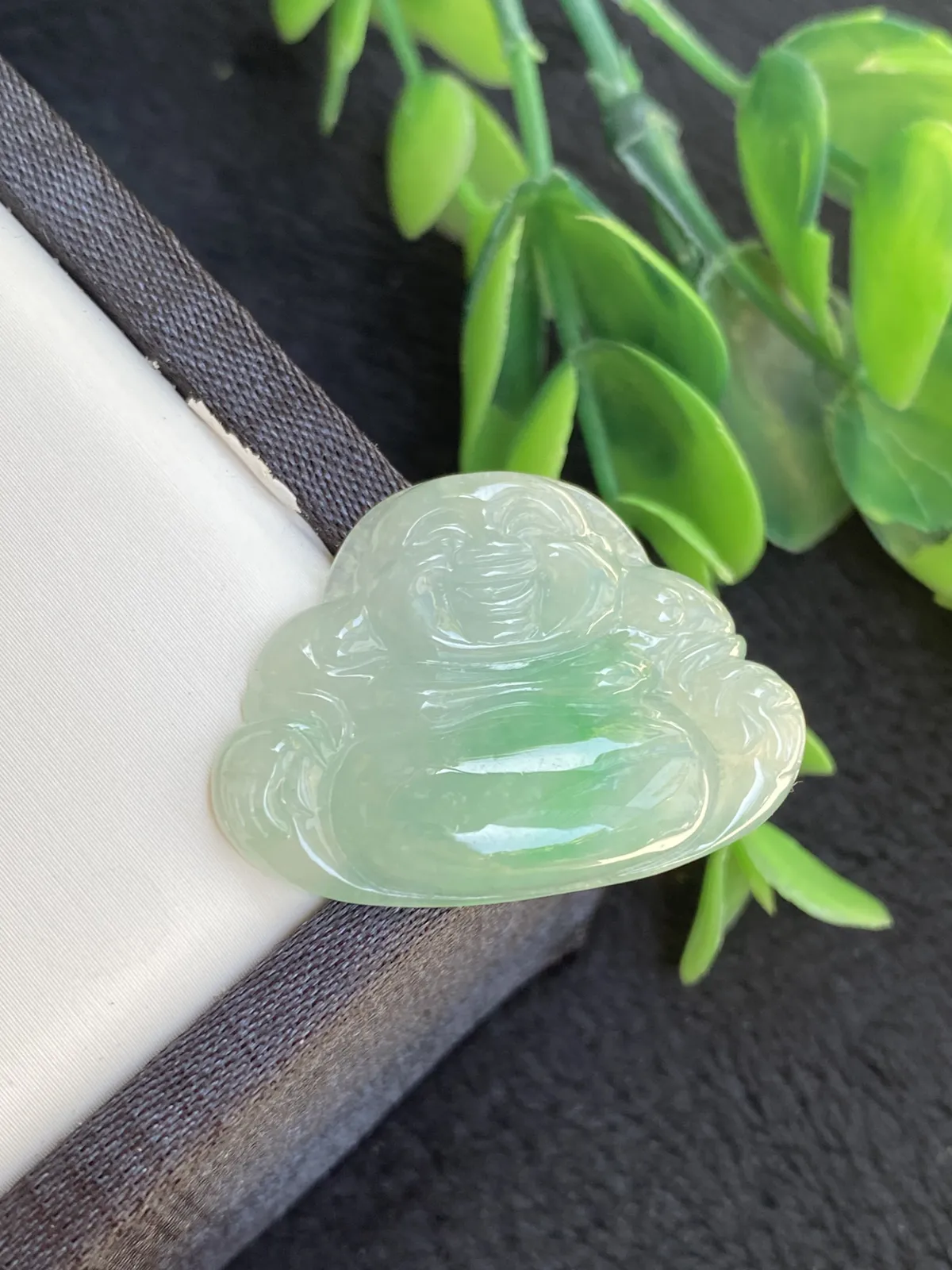 推荐【飘绿佛公】无纹裂，水润，冰冰糯糯，肚里藏金，飘阳绿，品相佳，超值～～