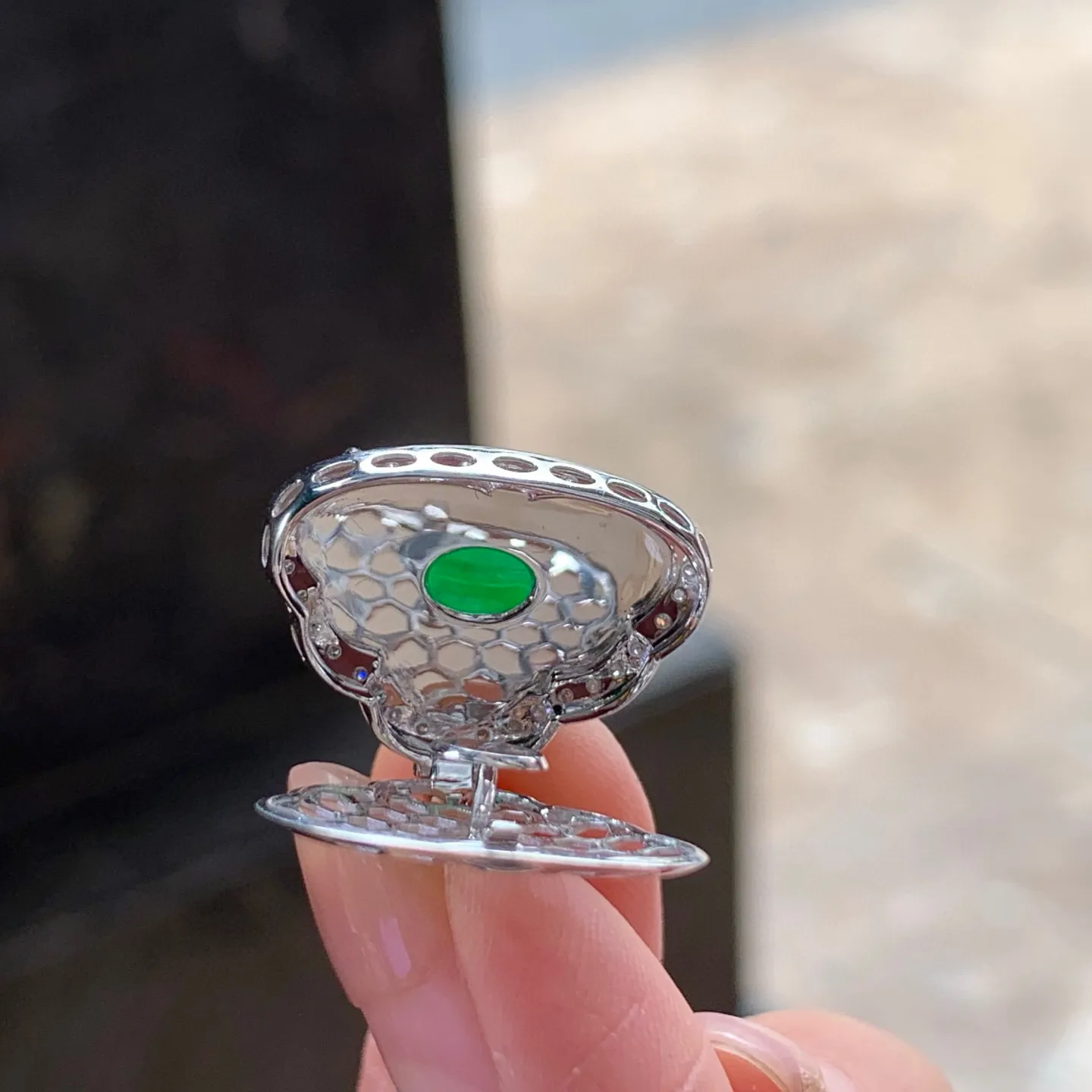 糯种阳绿坐佛
小而精致，颜色浓郁