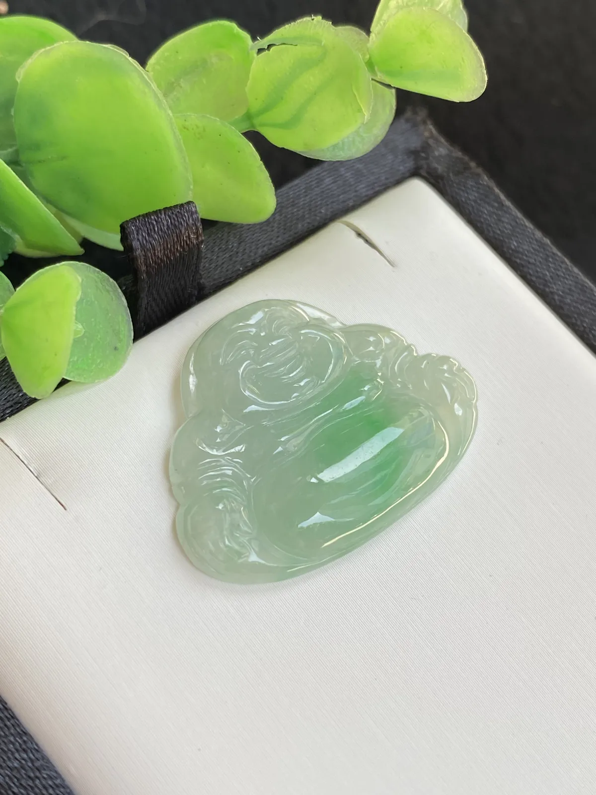 推荐【飘绿佛公】无纹裂，水润，冰冰糯糯，肚里藏金，飘阳绿，品相佳，超值～～