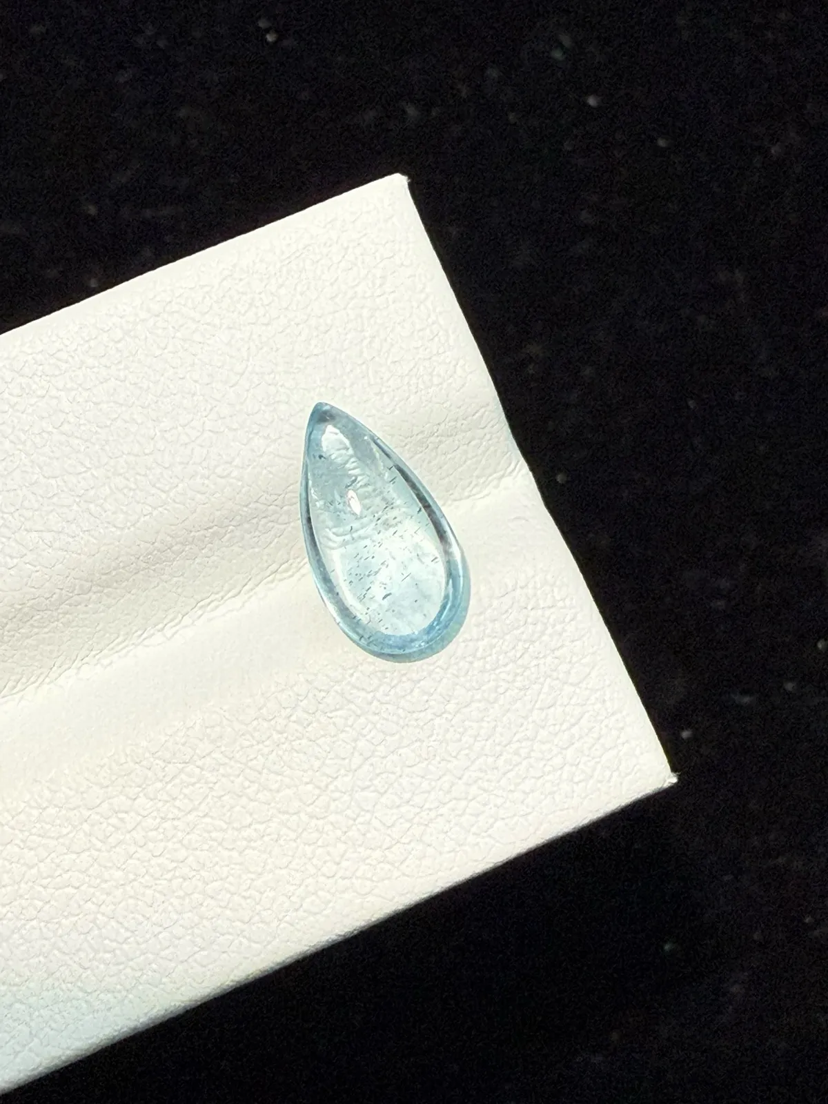 1.725ct天然海蓝宝裸石，尺寸11.8*6.5*3.5mm，颜色美艳 ，晶体通透，微棉
