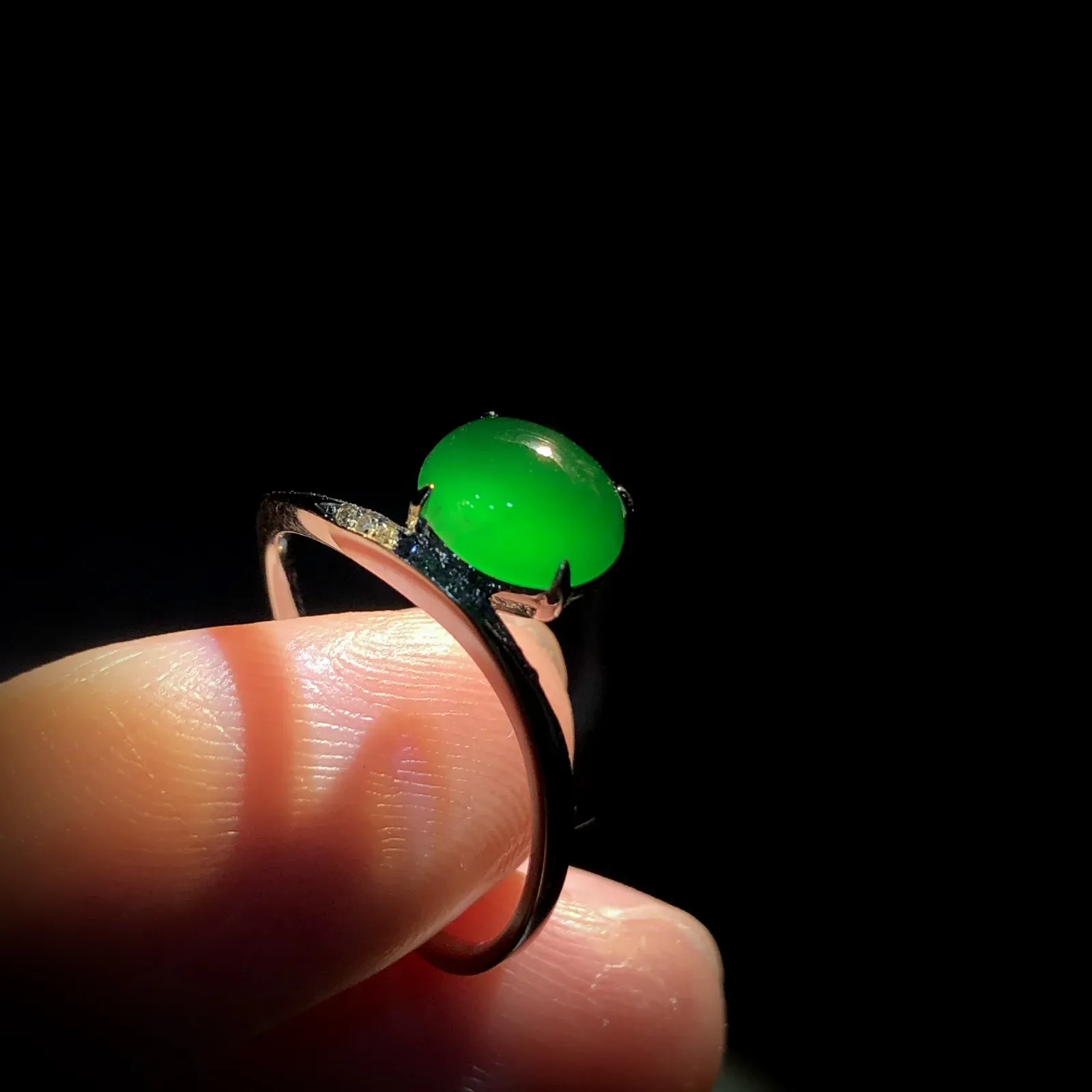 绿戒指，裸石7.2-6-3.2mm，现13#可改，
18K金，南非钻，