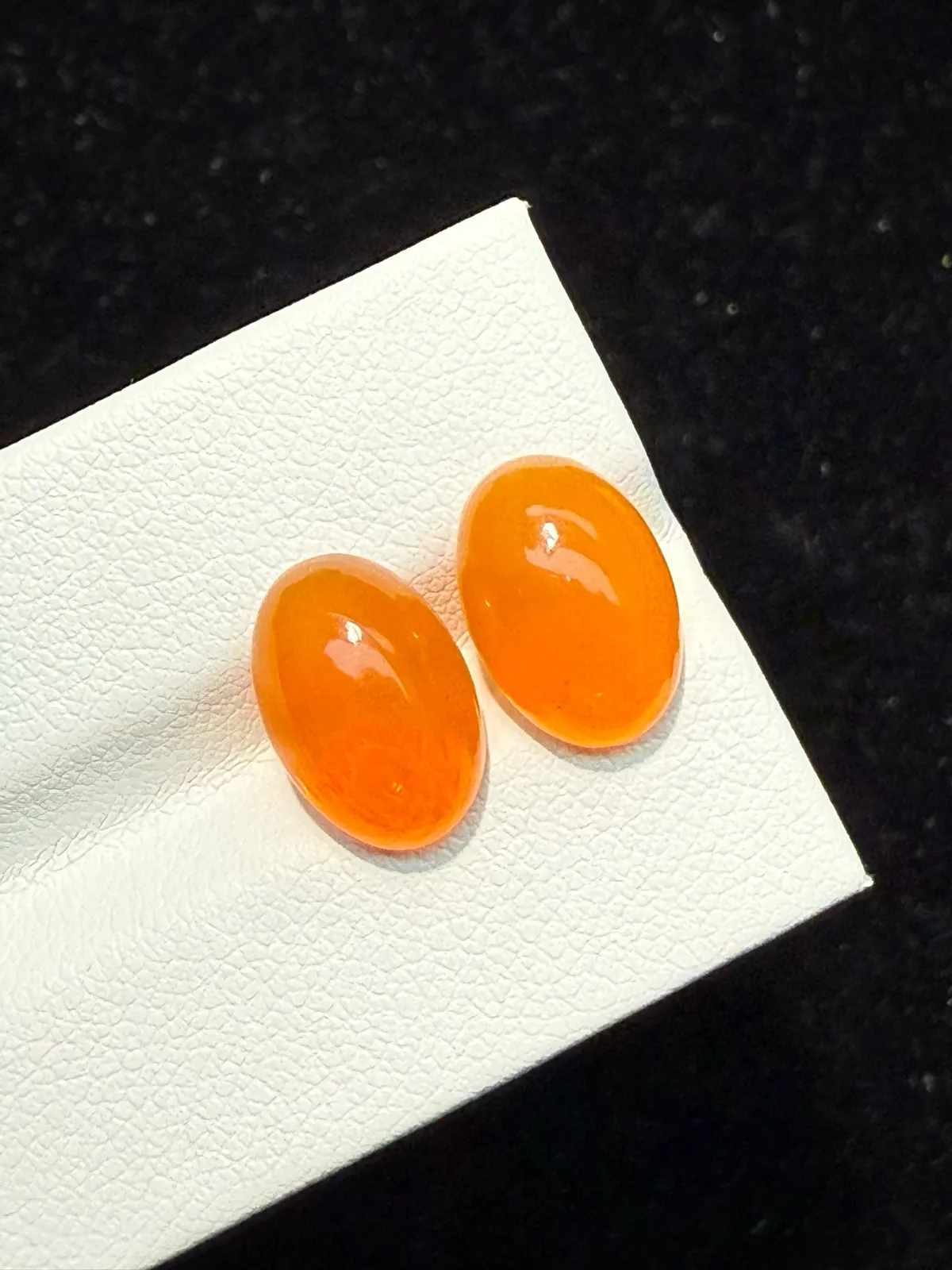 4.425ct天然墨西哥火欧泊裸石，尺寸11.9×8.1×5.5mm， 颜色美艳 ，晶体通透