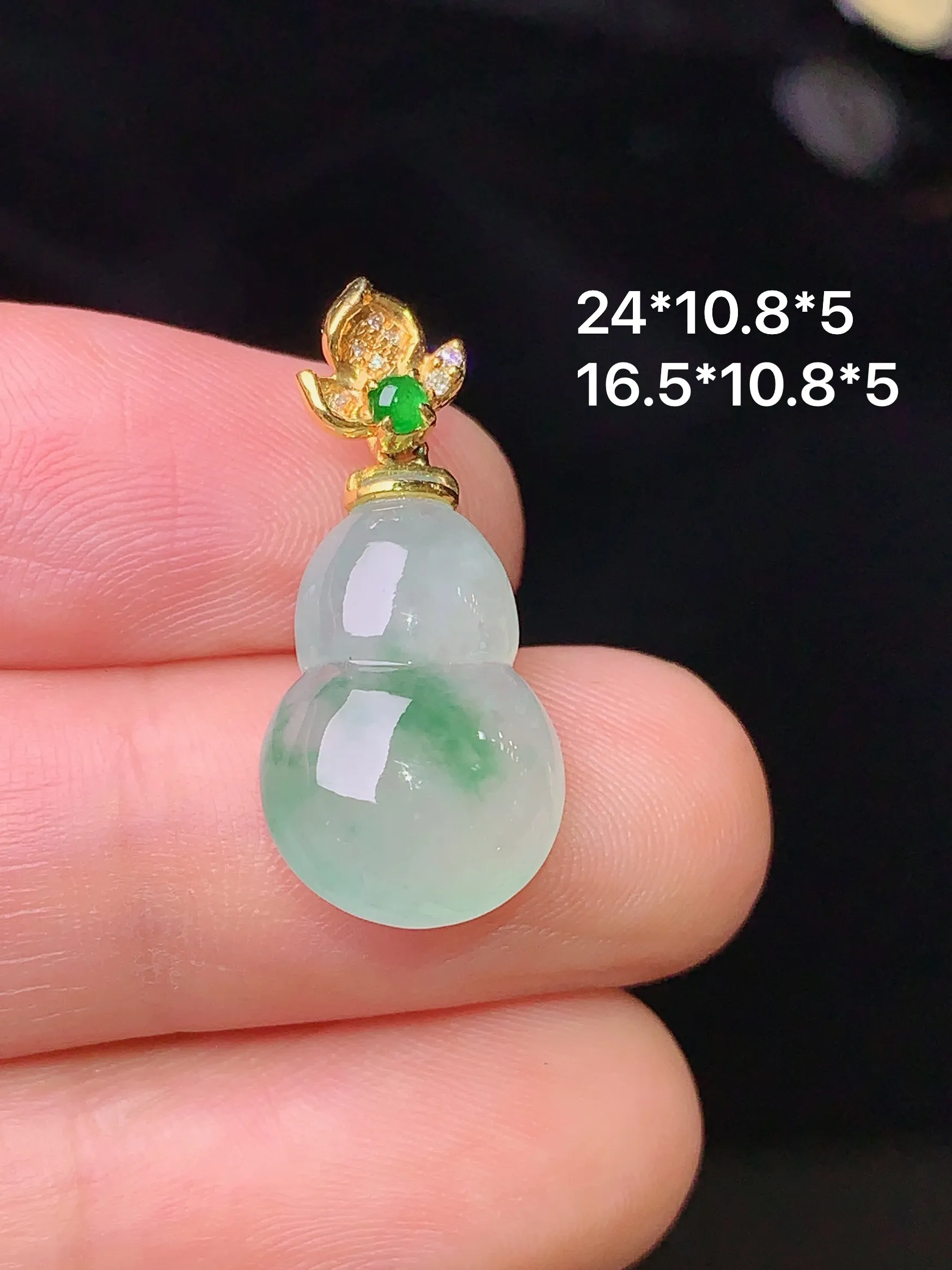 18k金镶嵌冰种飘绿葫芦吊坠 玉质细腻 水润亮眼  整体尺寸24*10.8*5