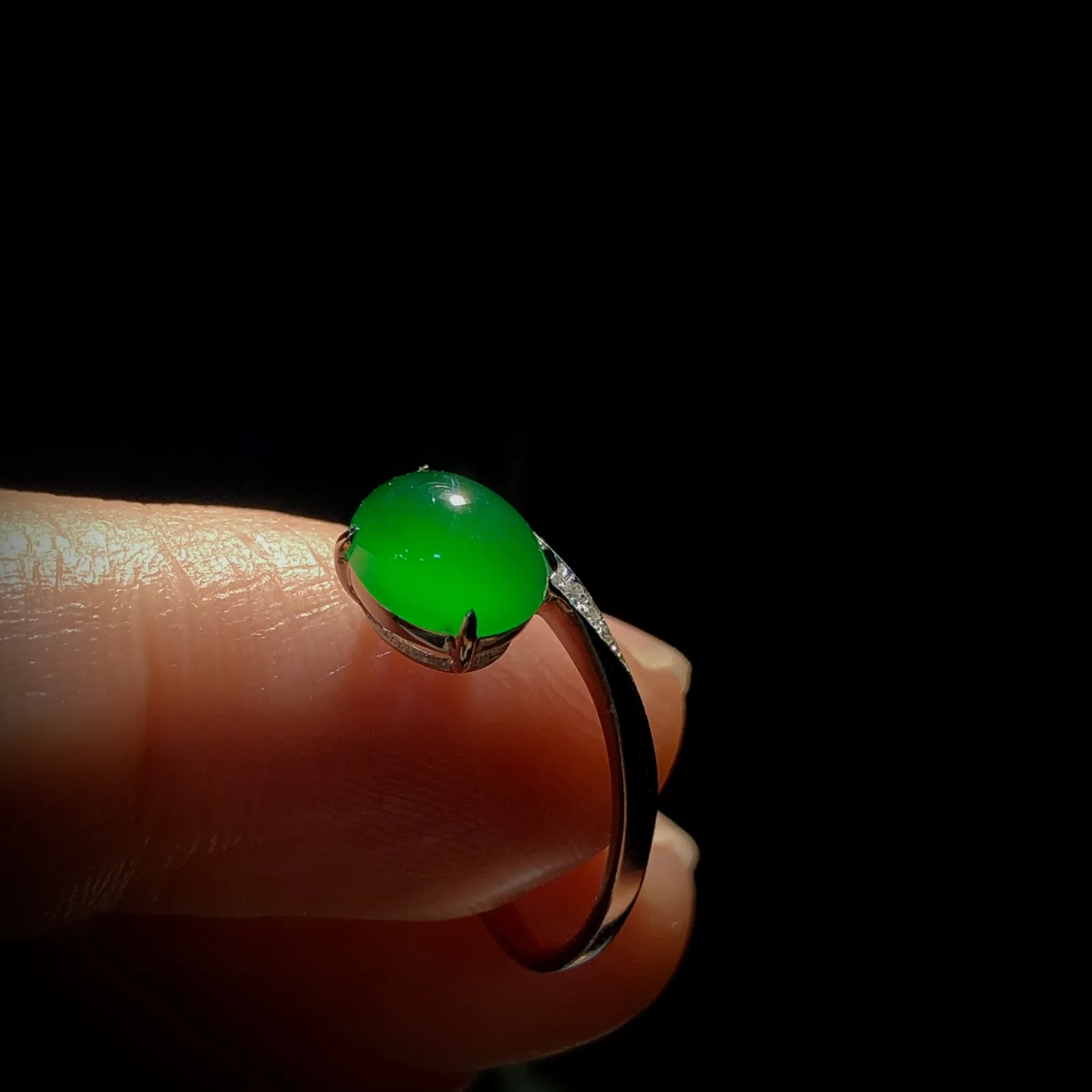 绿戒指，裸石7.2-6-3.2mm，现13#可改，
18K金，南非钻，