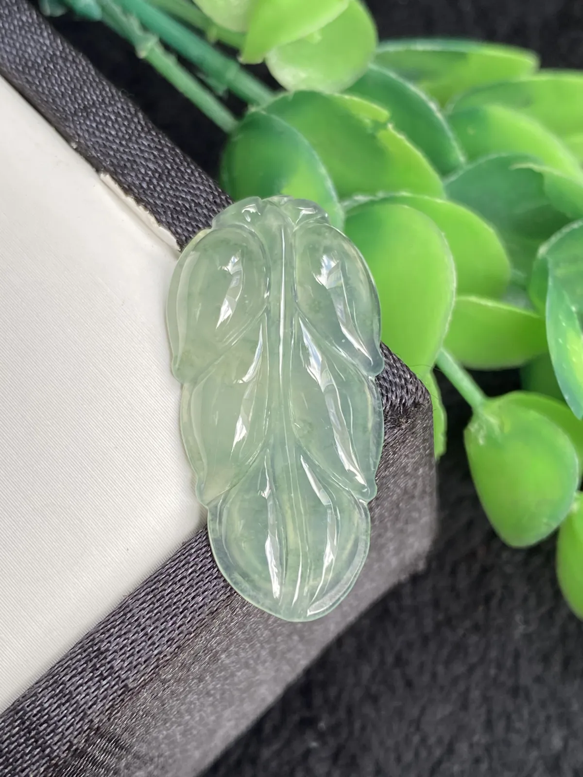 推荐【冰飘花叶子】飘草绿色水草花，无纹裂，水润，细腻，起光，种老，品相佳，31*15.5*4.6