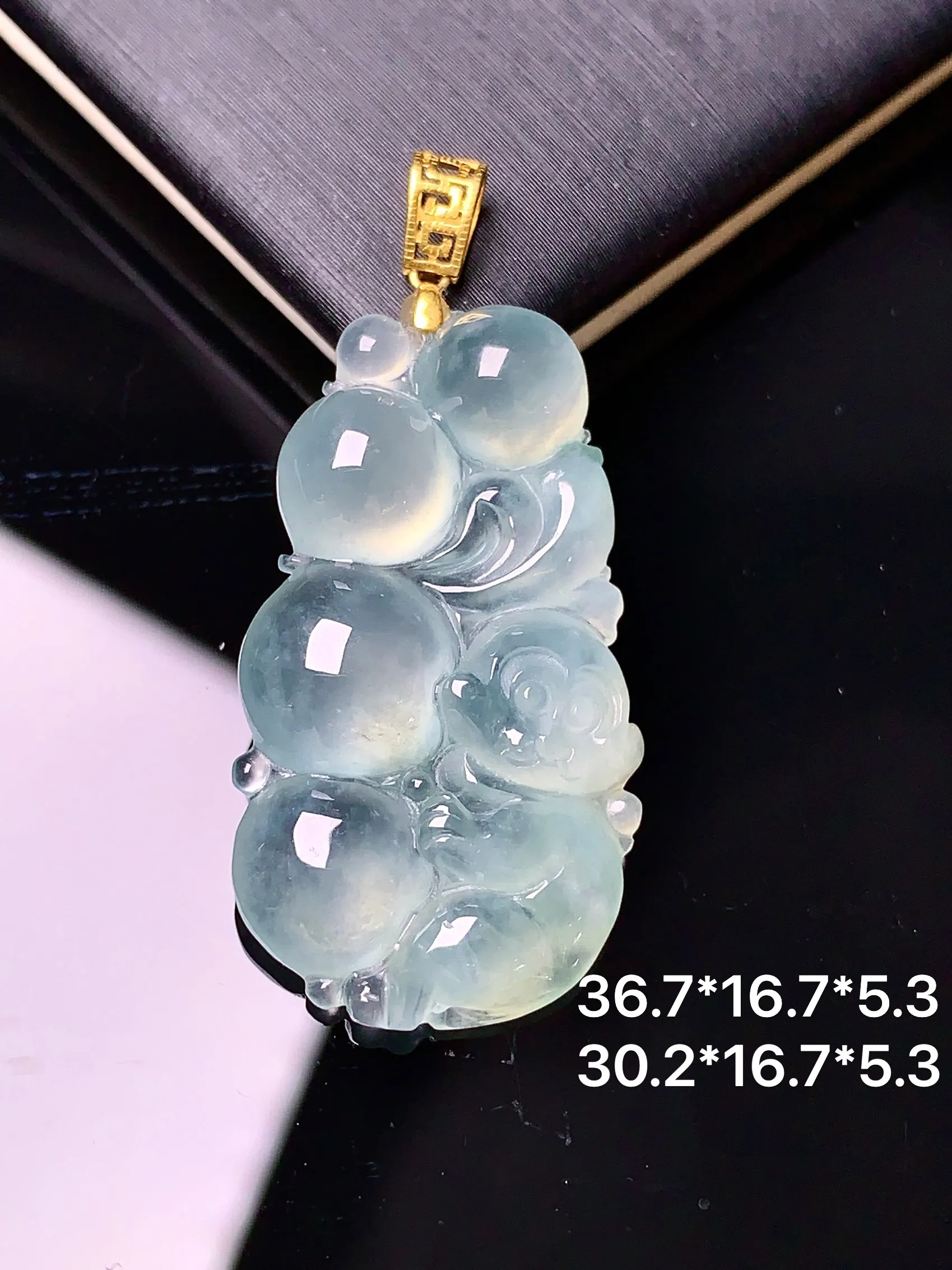 18k金镶嵌冰种灵猴献寿吊坠 玉质细腻 水润亮眼  整体尺寸36.7*16.7*5.3