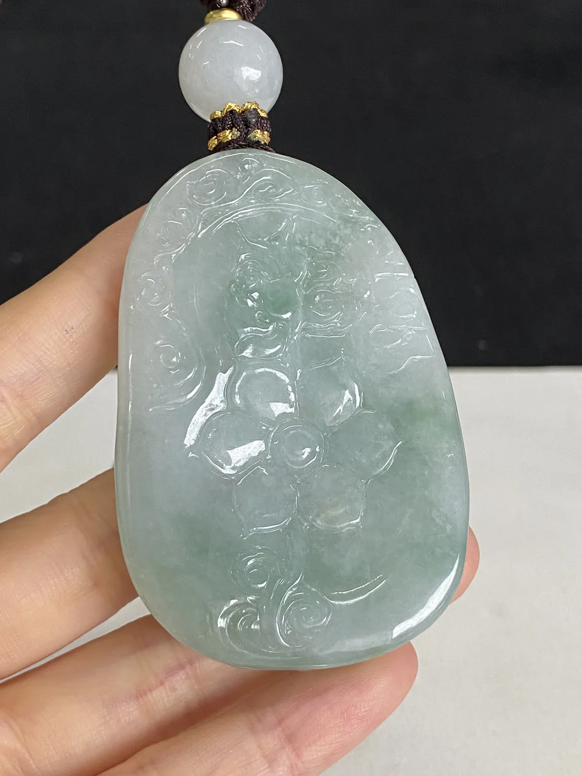 翡翠冰糯种淡绿色吊坠，配珠未测