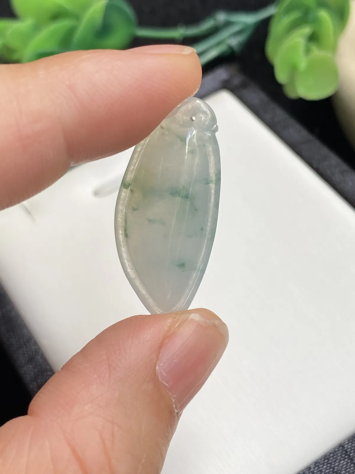 推荐【冰飘花福瓜】飘蓝绿花，上身超优雅，无纹裂，水润冰透，细腻，厚装饱满，品相佳～～