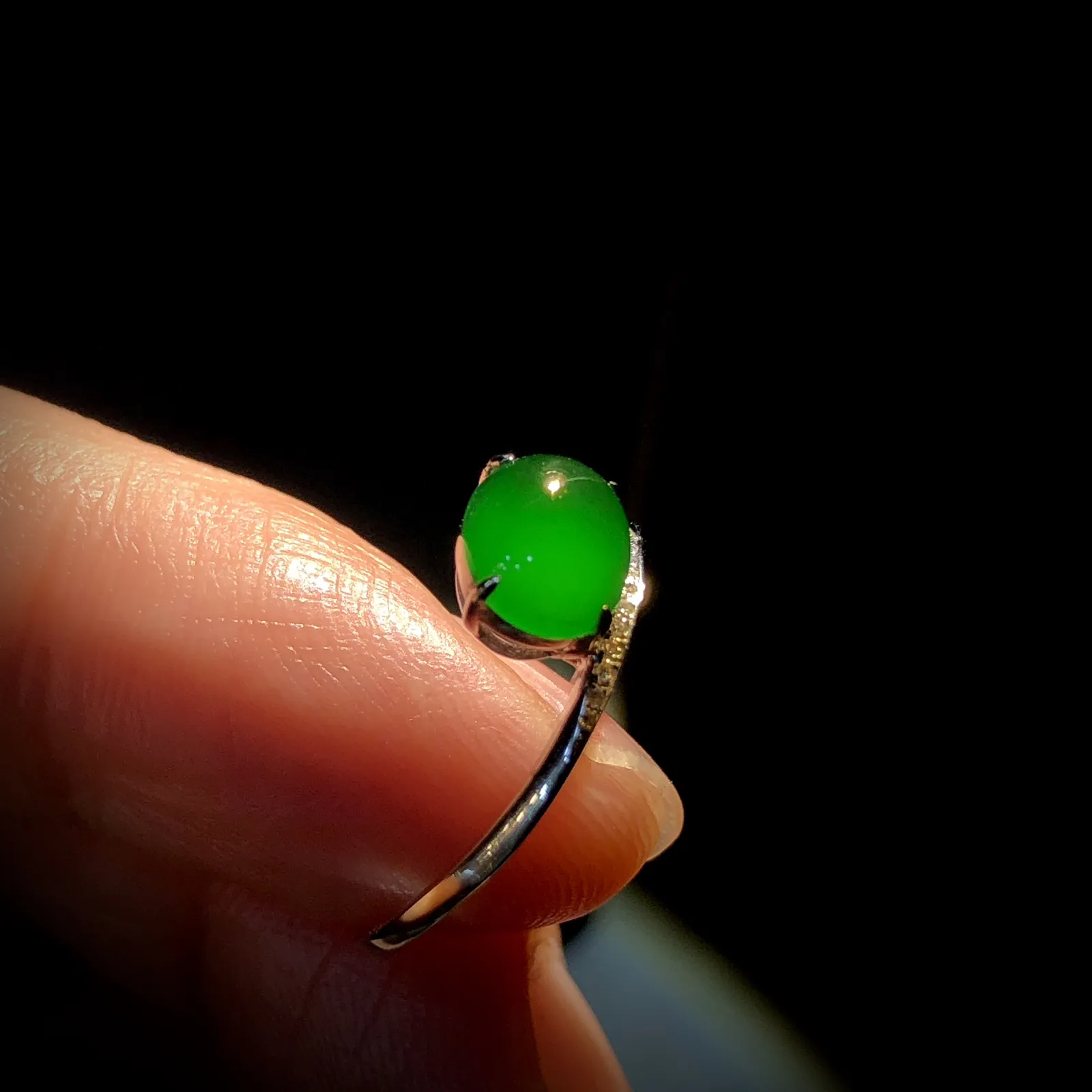 绿戒指，裸石7.2-6-3.2mm，现13#可改，
18K金，南非钻，