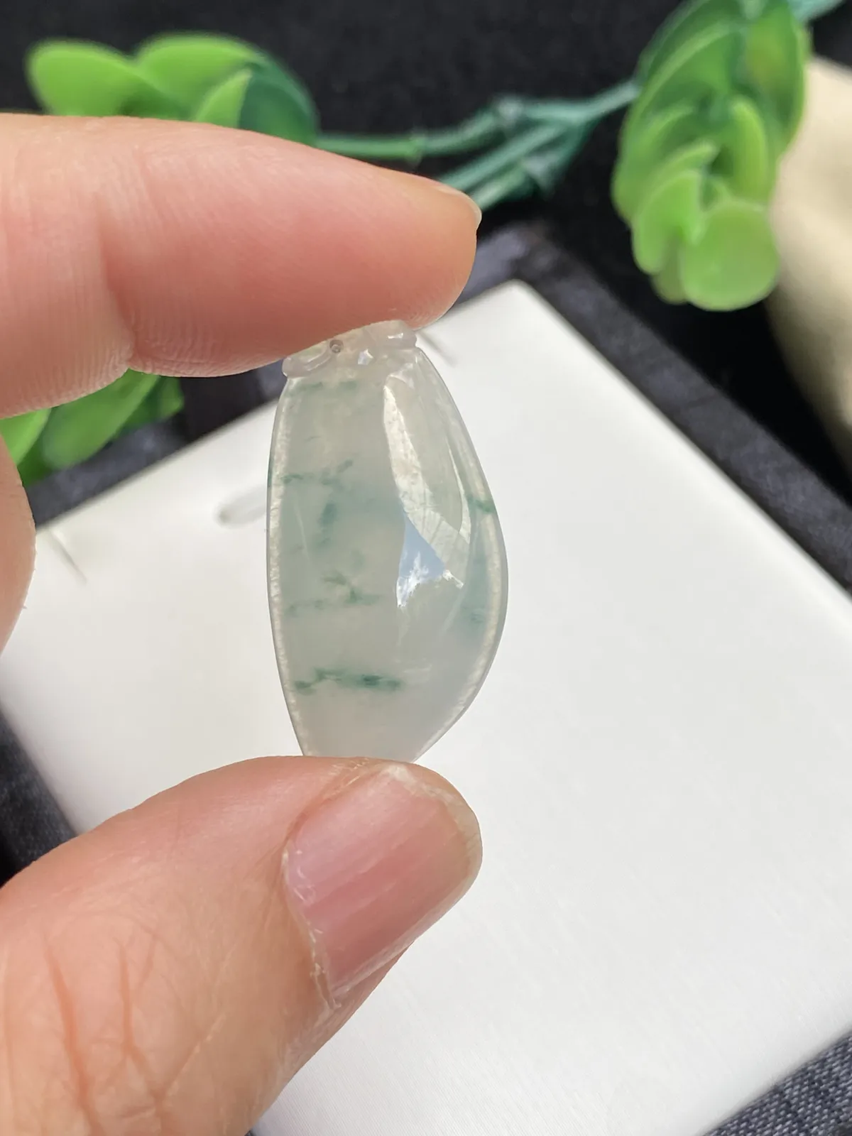 推荐【冰飘花福瓜】飘蓝绿花，上身超优雅，无纹裂，水润冰透，细腻，厚装饱满，品相佳～～