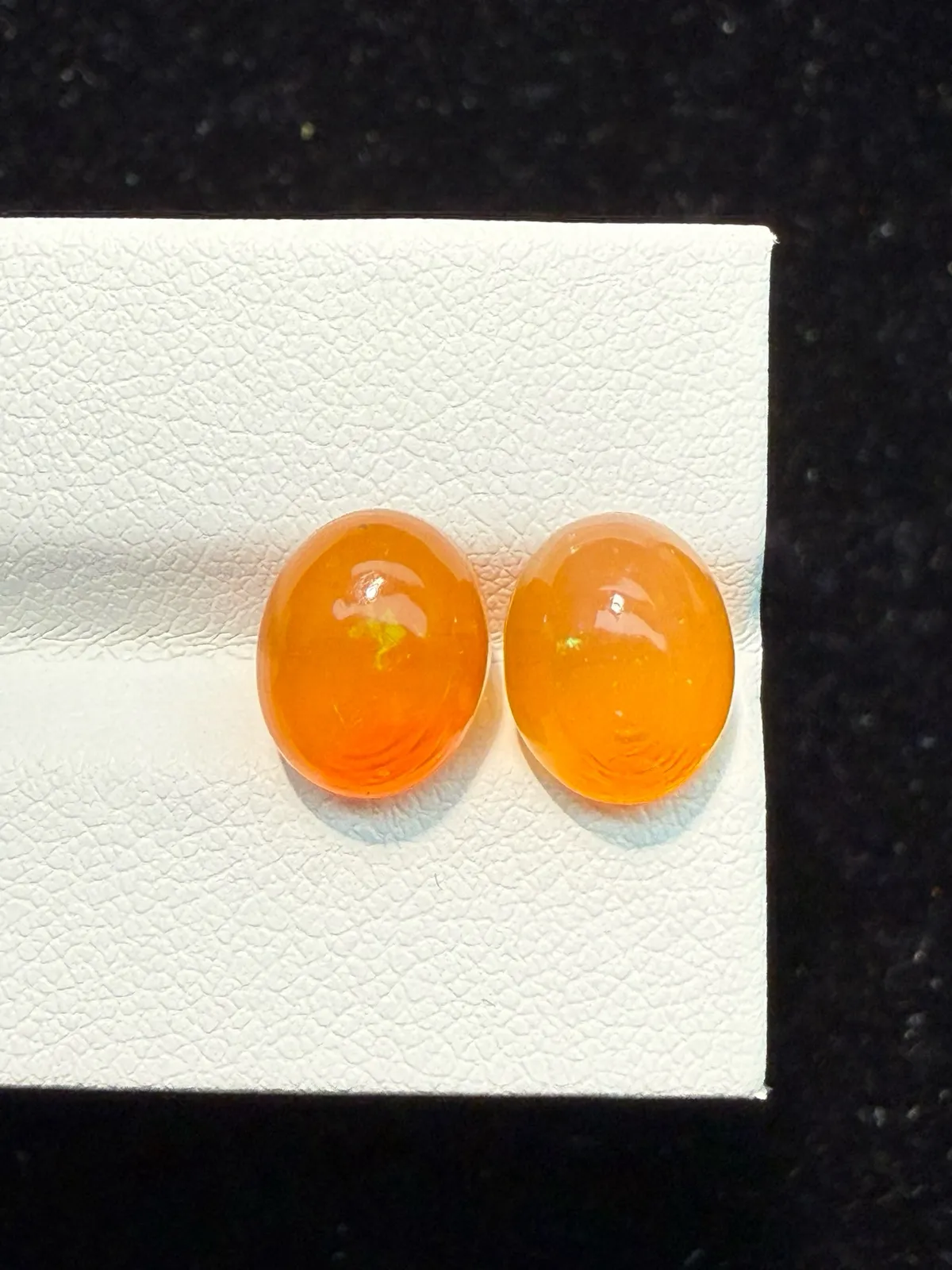 4.835ct天然墨西哥火欧泊裸石，尺寸10×8×6mm， 颜色美艳 ，晶体通透