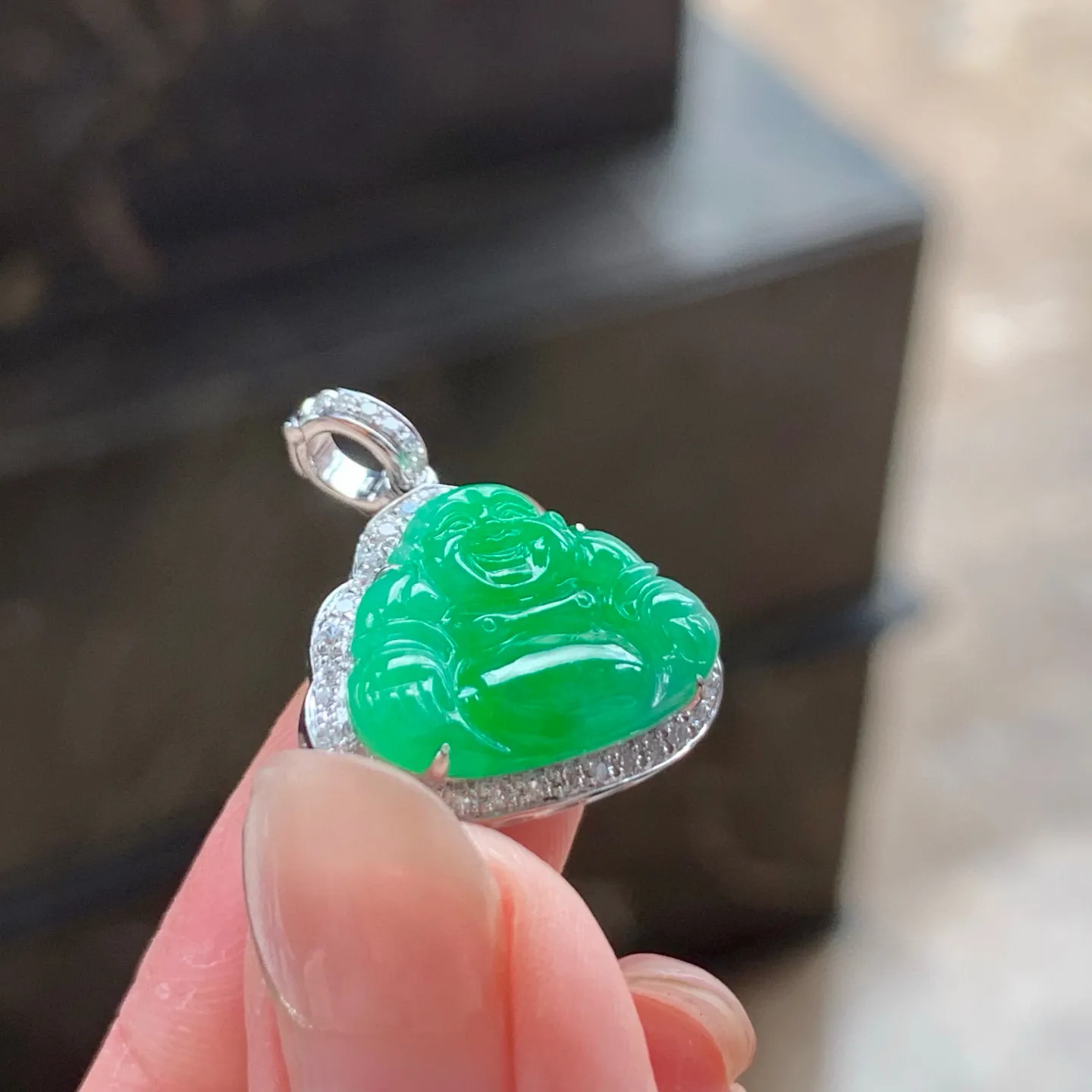 糯种阳绿坐佛
小而精致，颜色浓郁