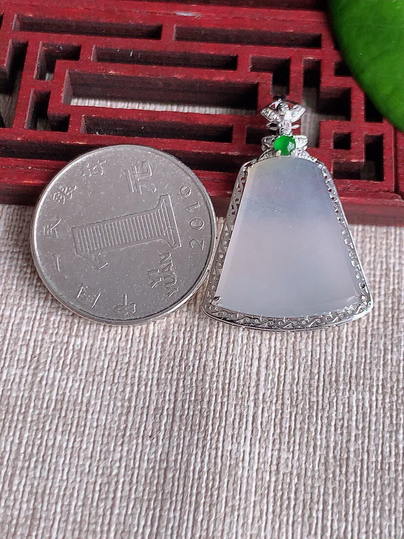 a货翡翠老坑冰种18K金伴钻镶嵌白月光无事牌吊坠 尺寸33×22×5裸石21×18.6mm 重量3.11g 0612