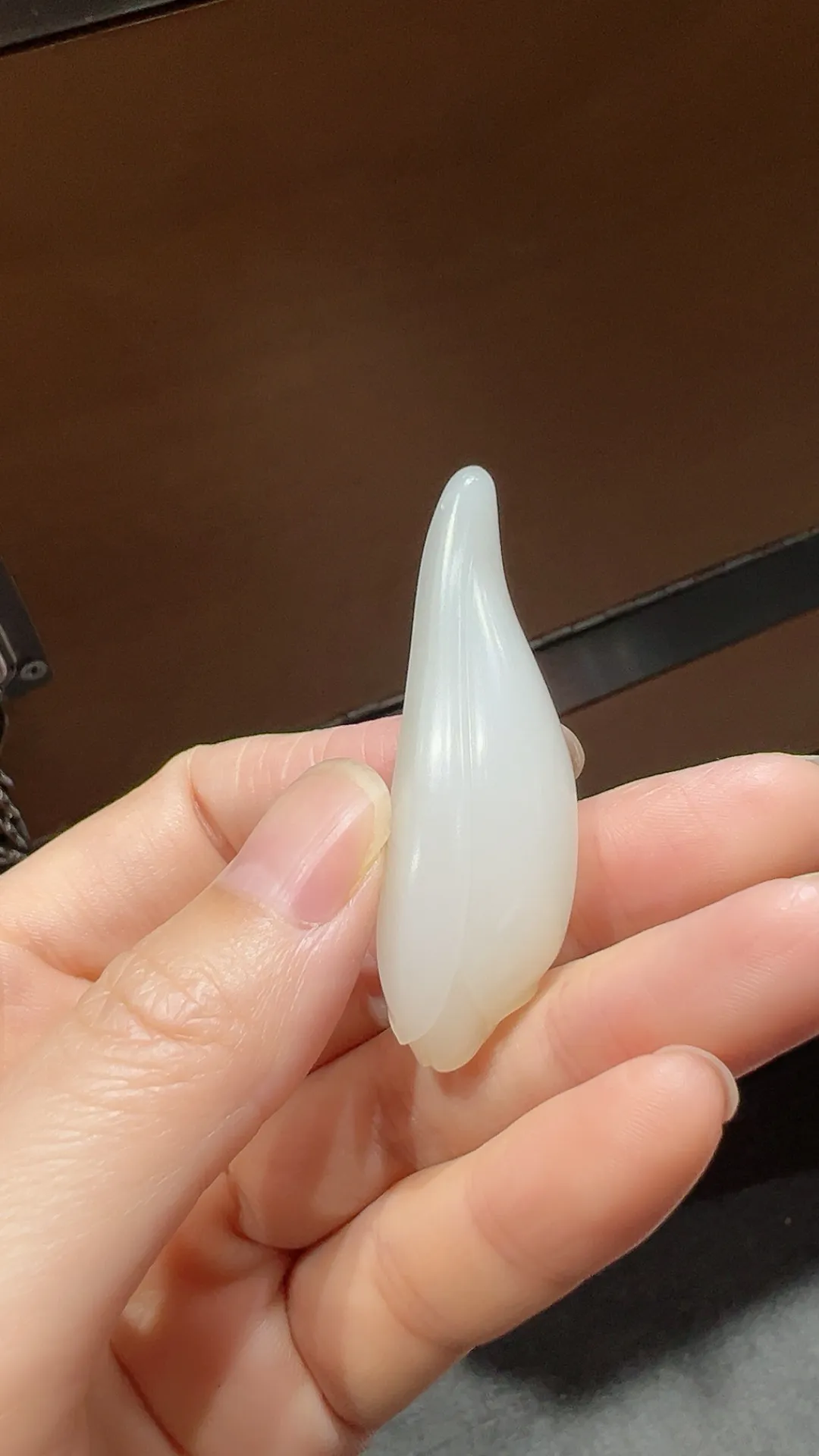 好油润的一枚独籽 玉兰花

重18.4克 尺寸54*18*16mm