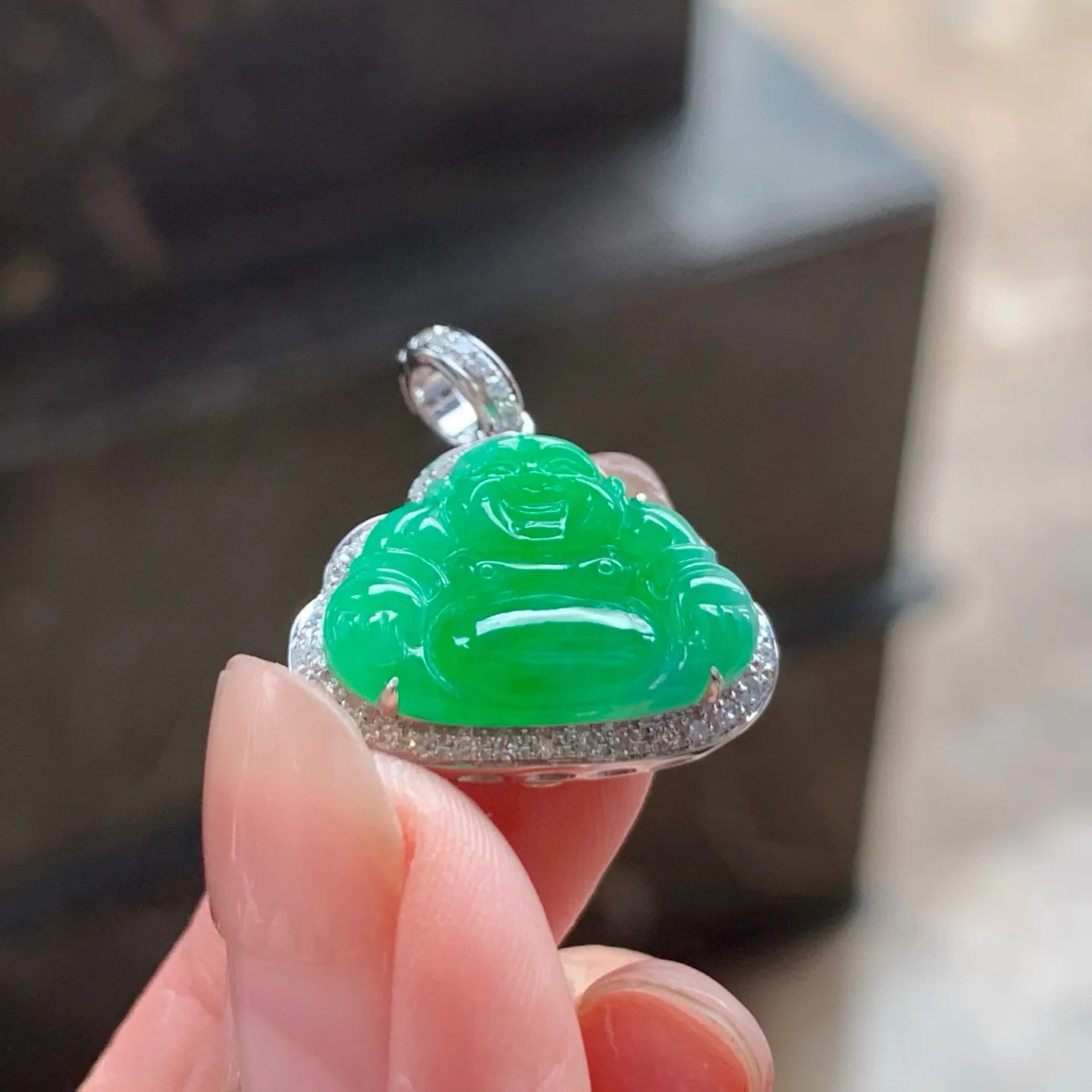 糯种阳绿坐佛
小而精致，颜色浓郁