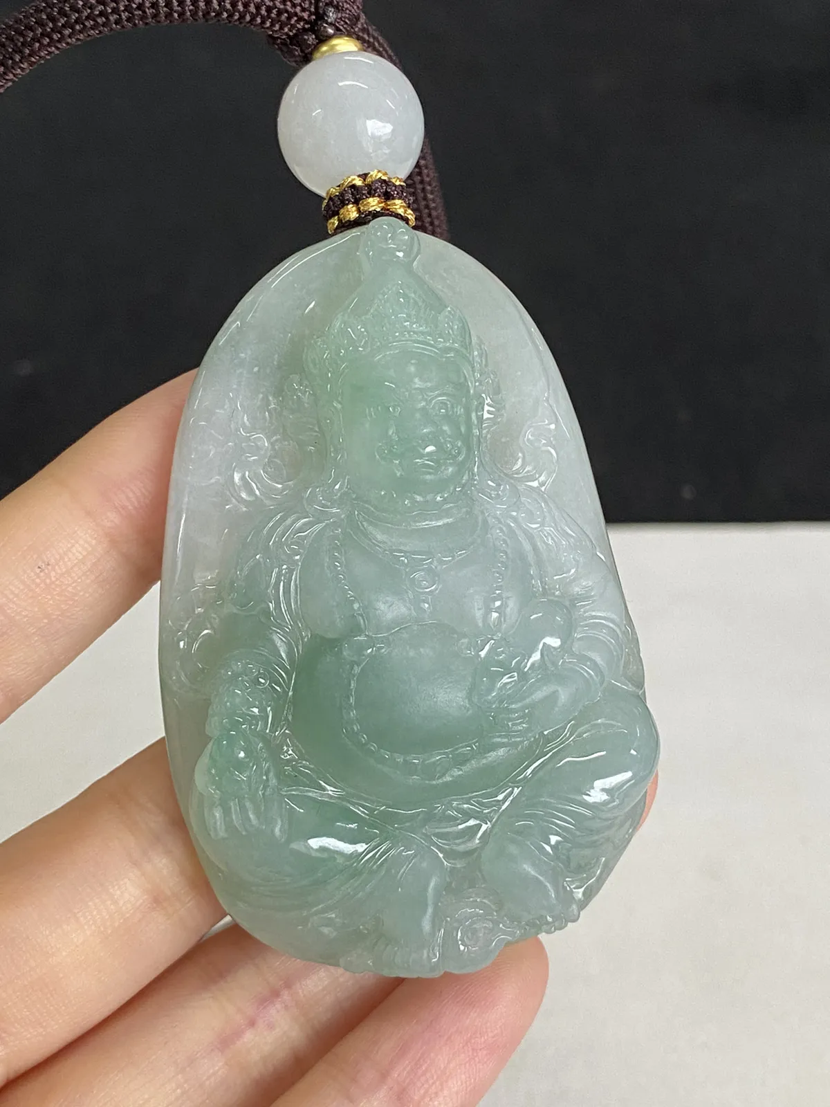 翡翠冰糯种淡绿色吊坠，配珠未测