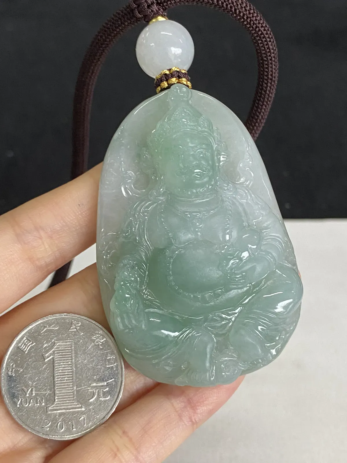 翡翠冰糯种淡绿色吊坠，配珠未测