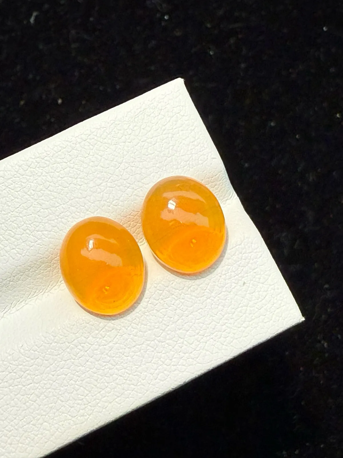 4.315ct天然墨西哥火欧泊裸石，尺寸10.9×9×4.6mm， 颜色美艳 ，晶体通透