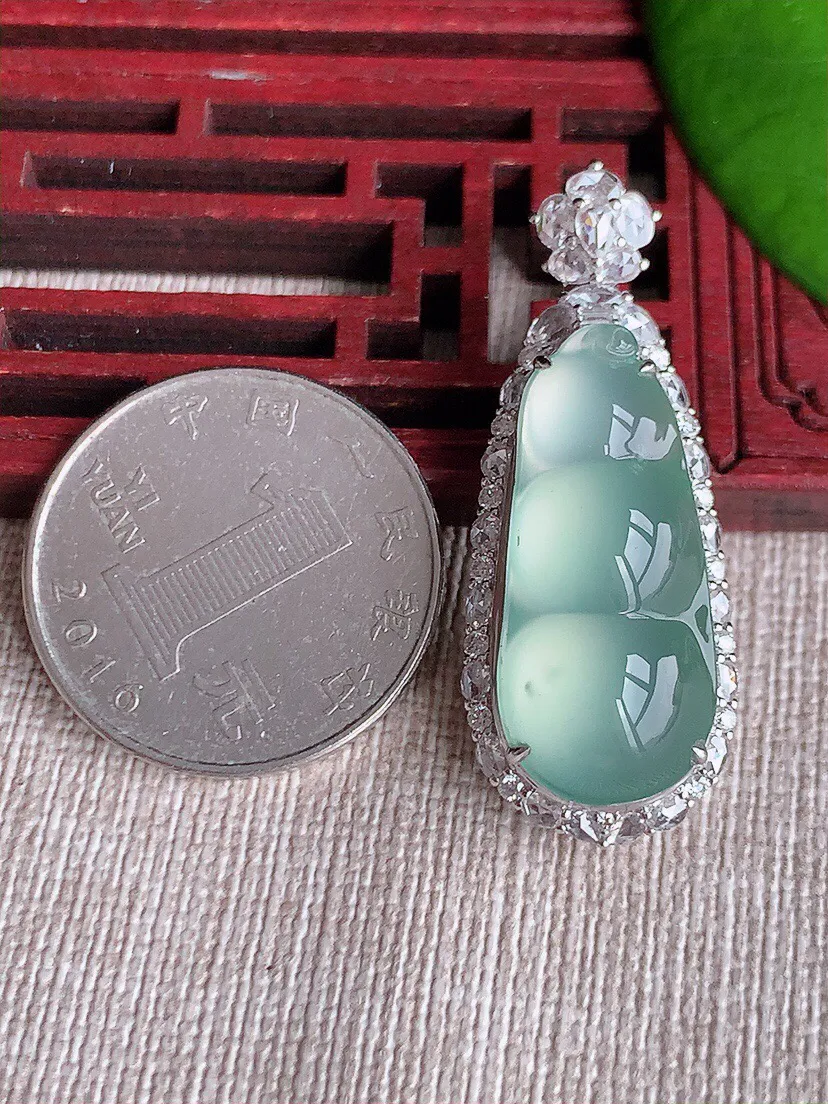 a货翡翠老坑玻璃种18K金伴钻镶嵌起荧光四季豆福豆平安豆吊坠 尺寸39.5×15.3×12.3裸石26.5×11.7mm 重量9.20g 0612