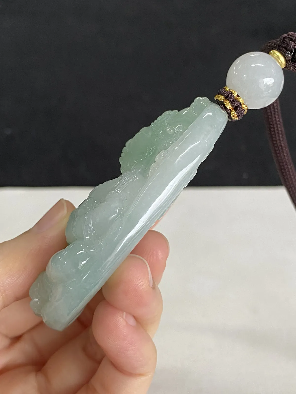 翡翠冰糯种淡绿色吊坠，配珠未测