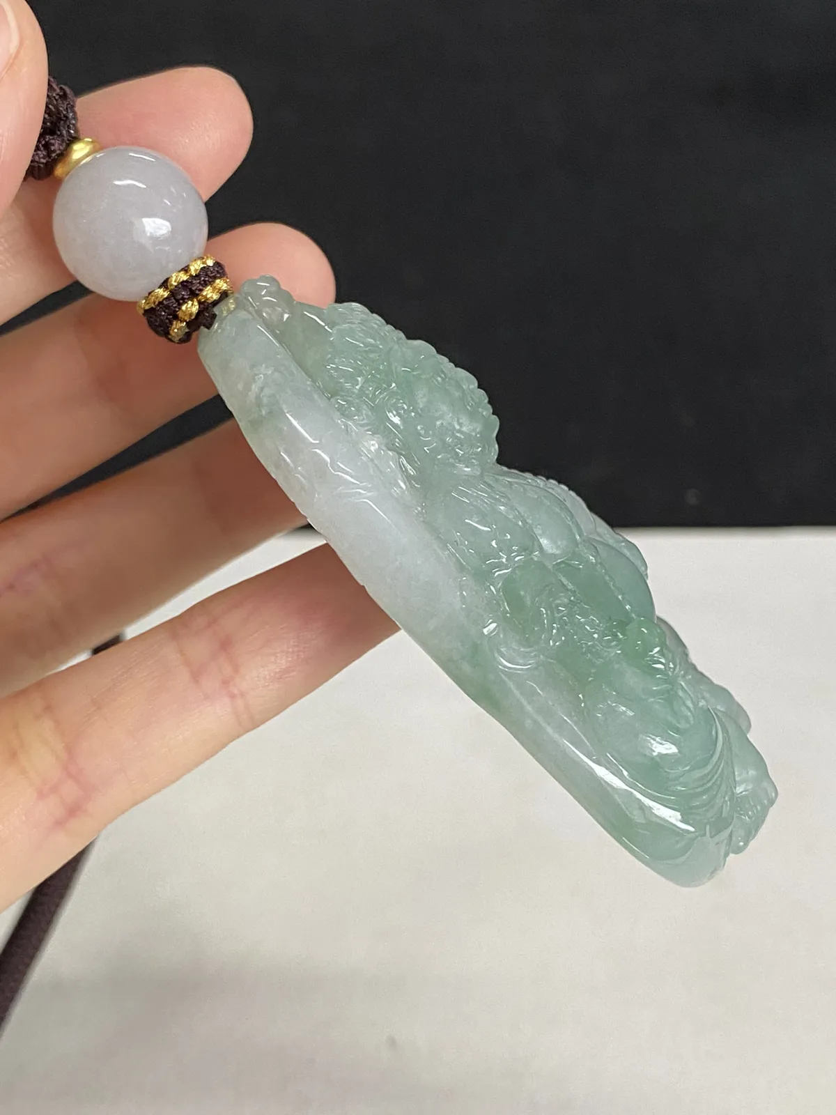 翡翠冰糯种淡绿色吊坠，配珠未测