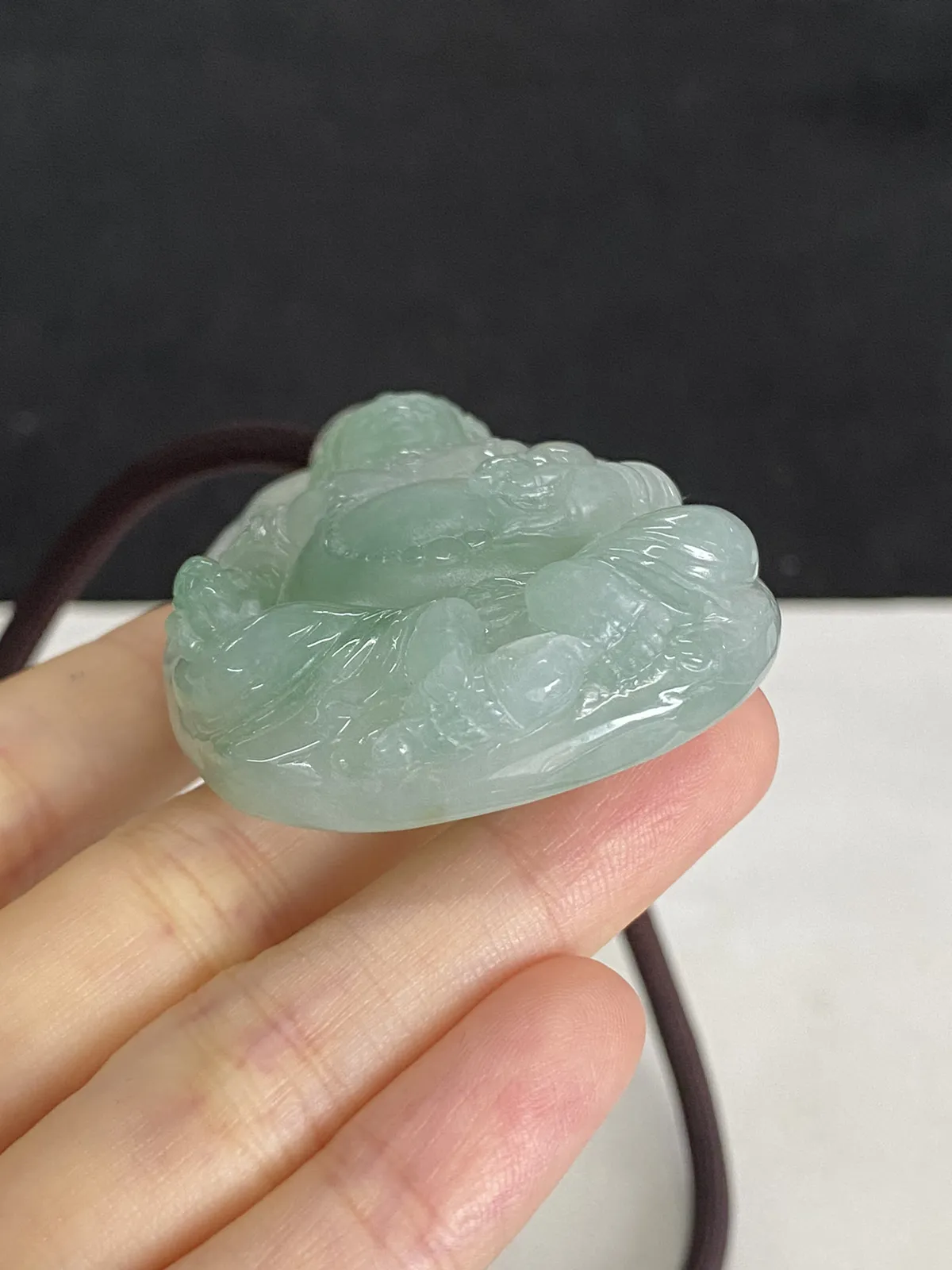 翡翠冰糯种淡绿色吊坠，配珠未测