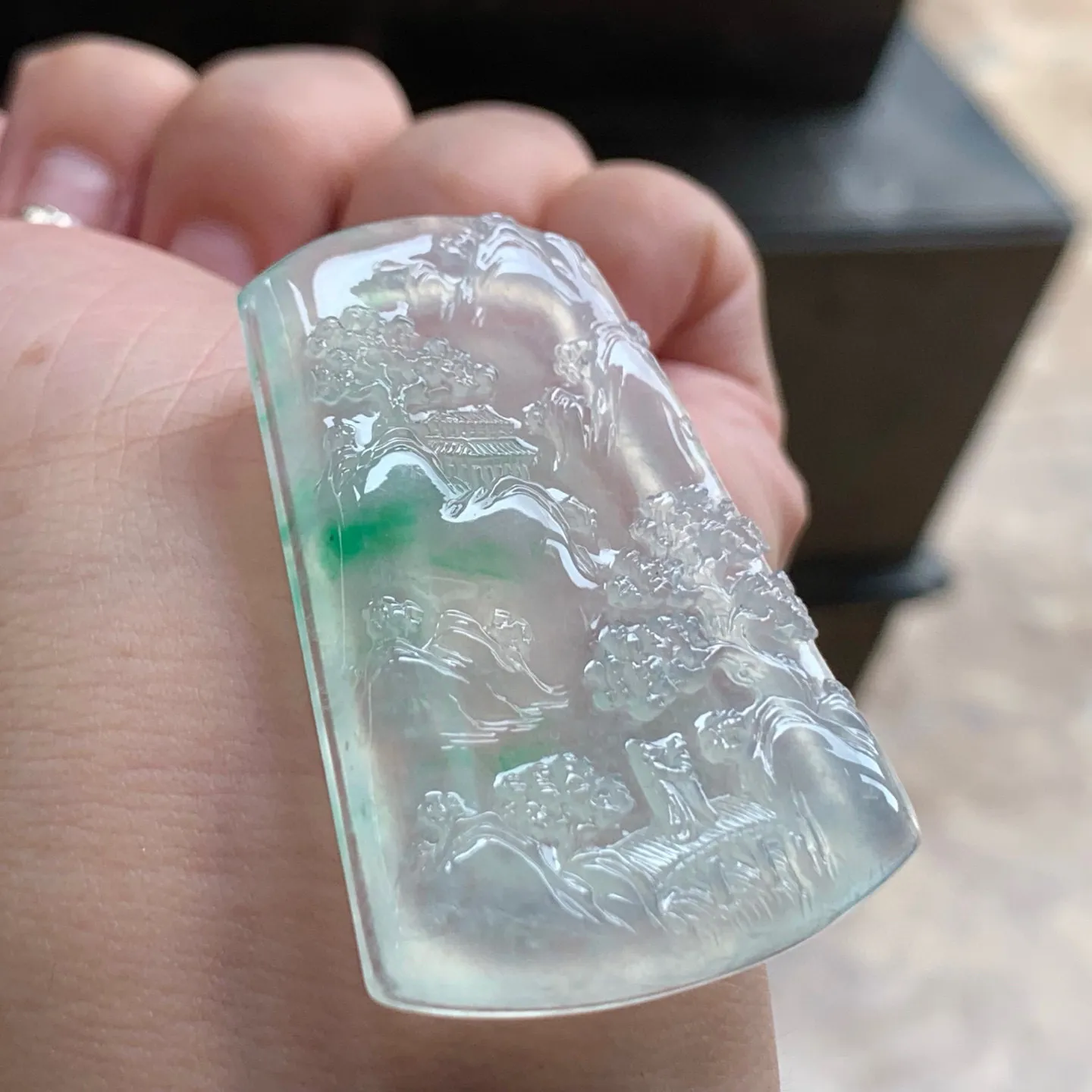 冰种飘色山水牌
种好水足 清爽