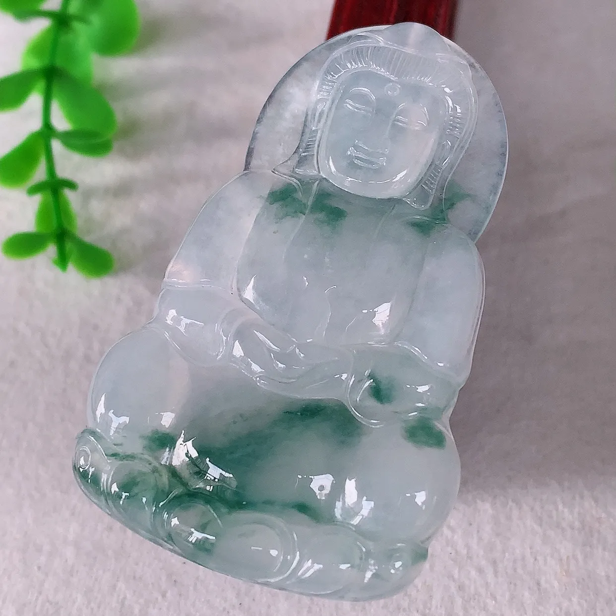 自然光实拍，大件冰种飘花翡翠观音吊坠，赐福翡翠观音，翠色迷人，观音面相端庄，佩戴时尚出众！#00.12