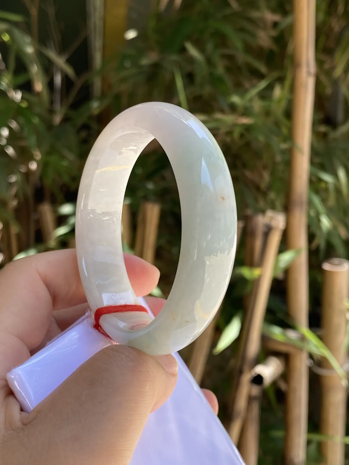 推荐【52.4圈老坑镯】无纹裂，细糯种，超淡粉飘花，招财洒金点点，细腻温润，上手清新淡雅，秀气迷人，送人自戴都超值，性价比～～52.4*14.6*7.7