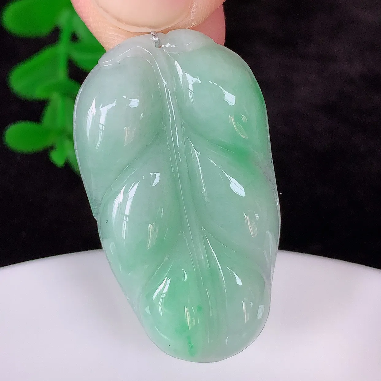 自然光实拍，冰润冰糯种飘绿翡翠事业有成叶子吊坠，莹润且起胶，叶子清秀优雅，佩戴大业有成！#35.12