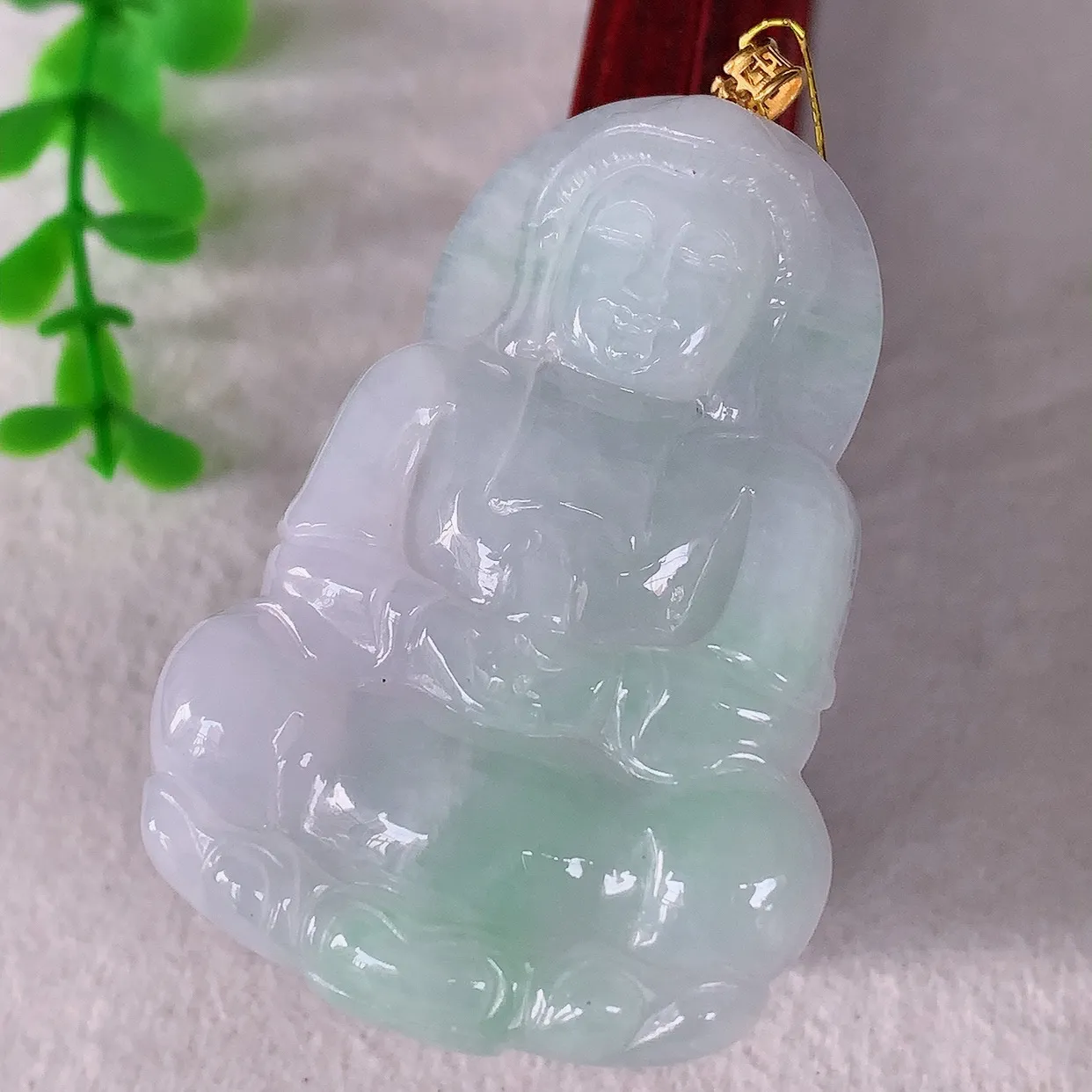 自然光实拍，18K金镶嵌冰飘绿翡翠观音吊坠，赐福翡翠观音，翠色迷人，观音面相端庄，佩戴时尚出众！#35.12整体58*裸石51*35.5*5.6