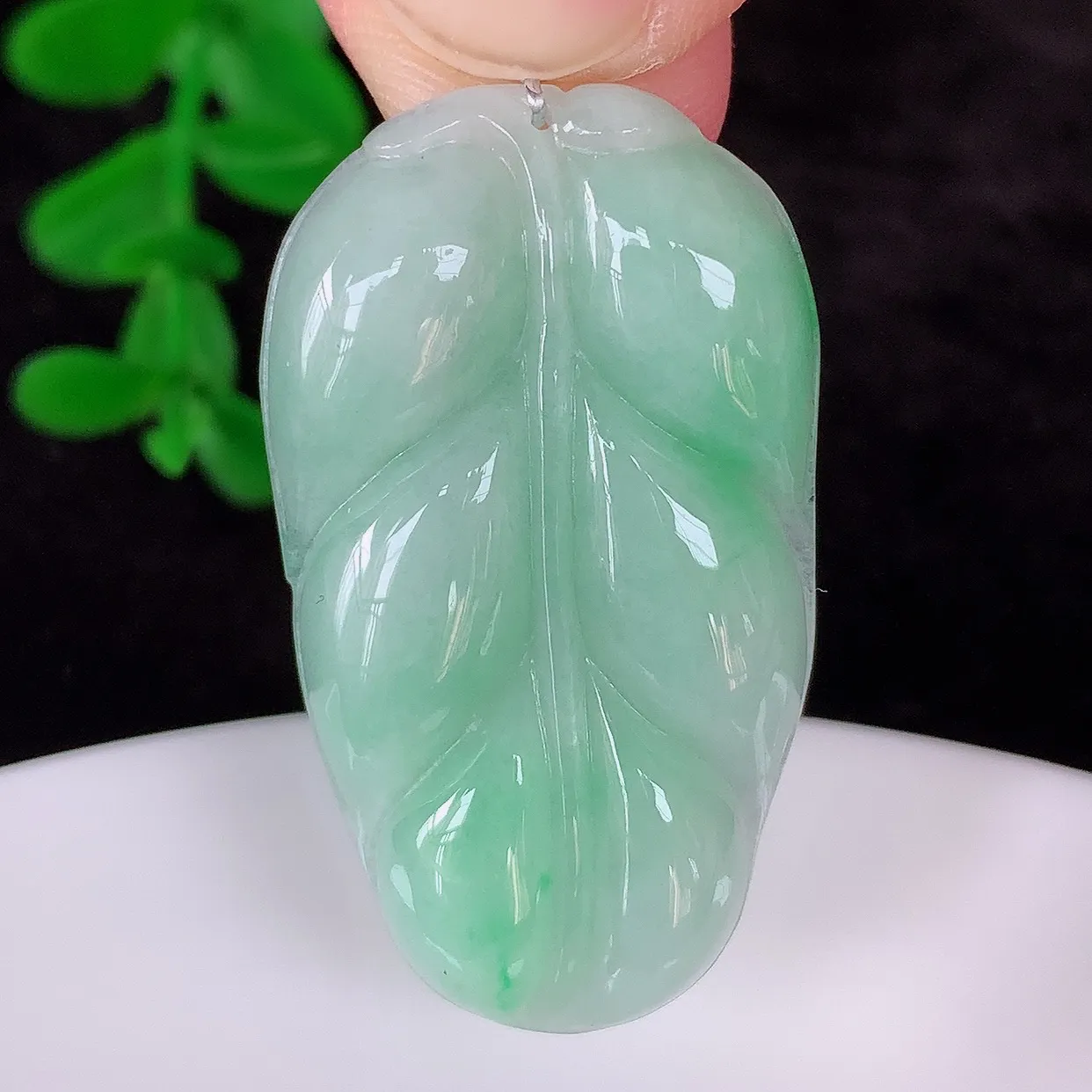 自然光实拍，冰润冰糯种飘绿翡翠事业有成叶子吊坠，莹润且起胶，叶子清秀优雅，佩戴大业有成！#35.12