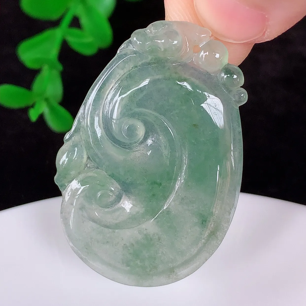 自然光实拍，冰种飘花翡翠如意吊坠，翡翠如意，上身效果非常美，饱满大气，工艺美，万事如意，如意一生 #49.12