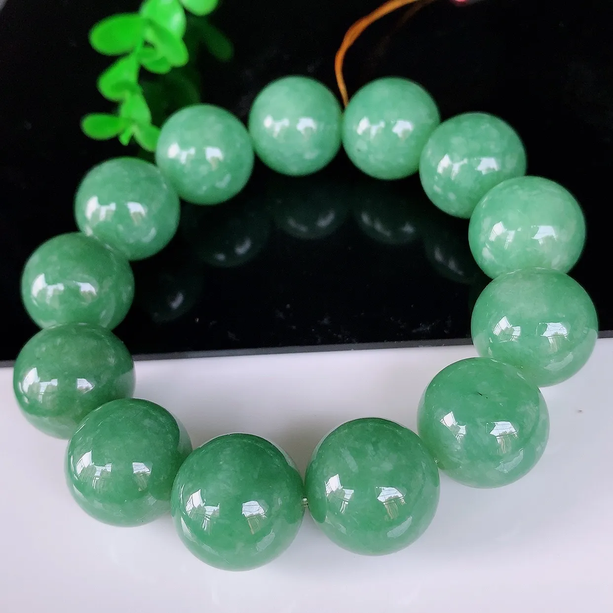 自然光实拍，冰润冰糯种大颗满绿圆珠翡翠手串手链，种老水足，冰清玉润  颜色漂亮  #060.1取一尺