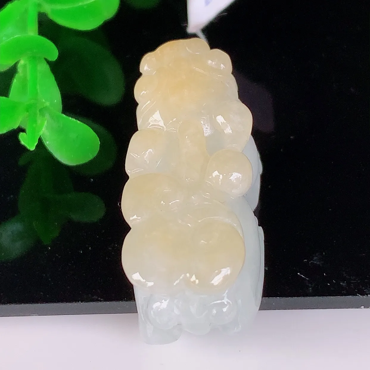 自然光实拍，冰润冰糯种黄翡翡翠招财貔貅吊坠，民间有“一摸貔貅运程旺盛，再摸貔貅财运滚滚，三摸貔貅平步青云 ”的美好祝愿。#49.12