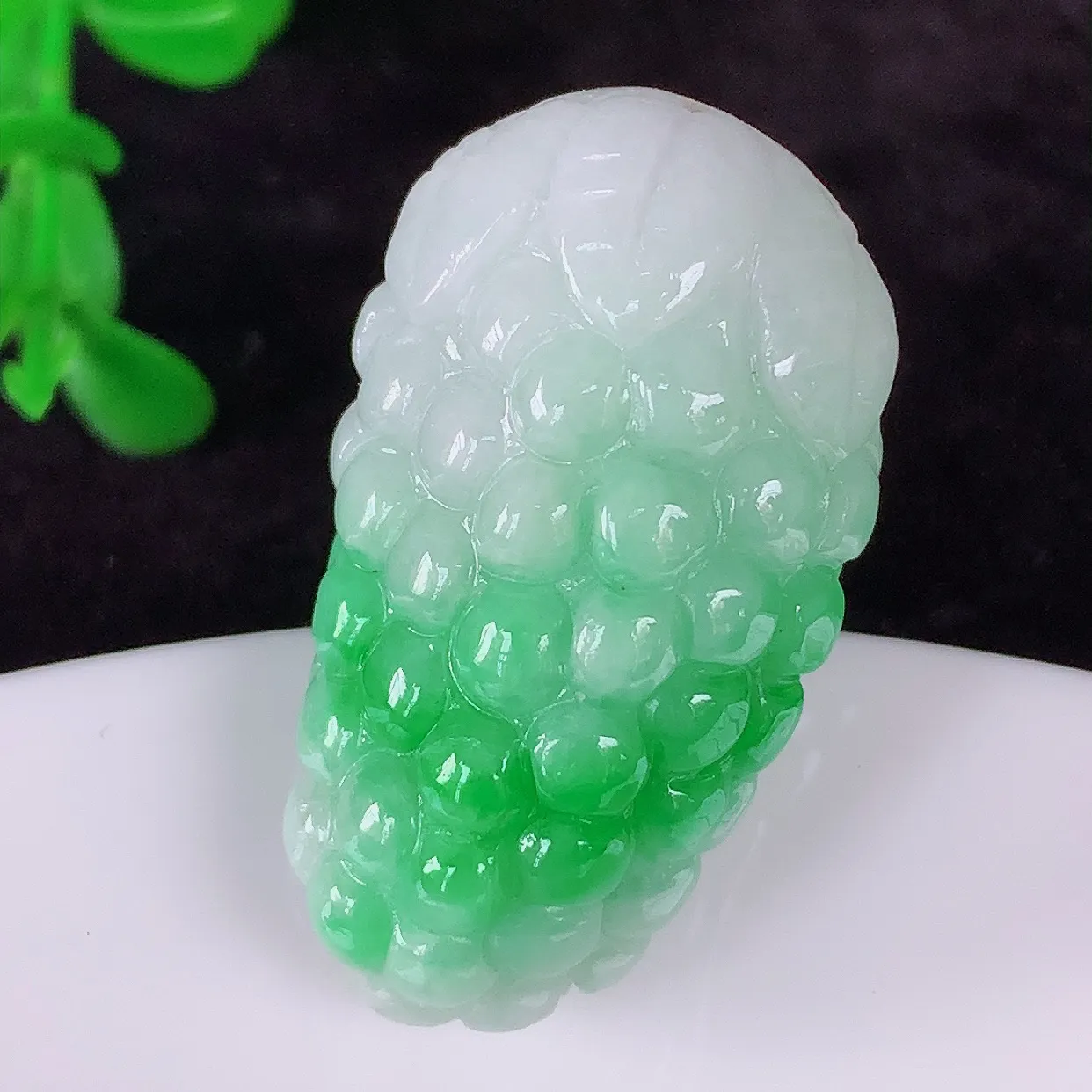 自然光实拍，冰润冰糯种飘阳绿翡翠多子多福吊坠，种老水足，翠色灵动，寓意美好，佩戴时尚出众！#1.12