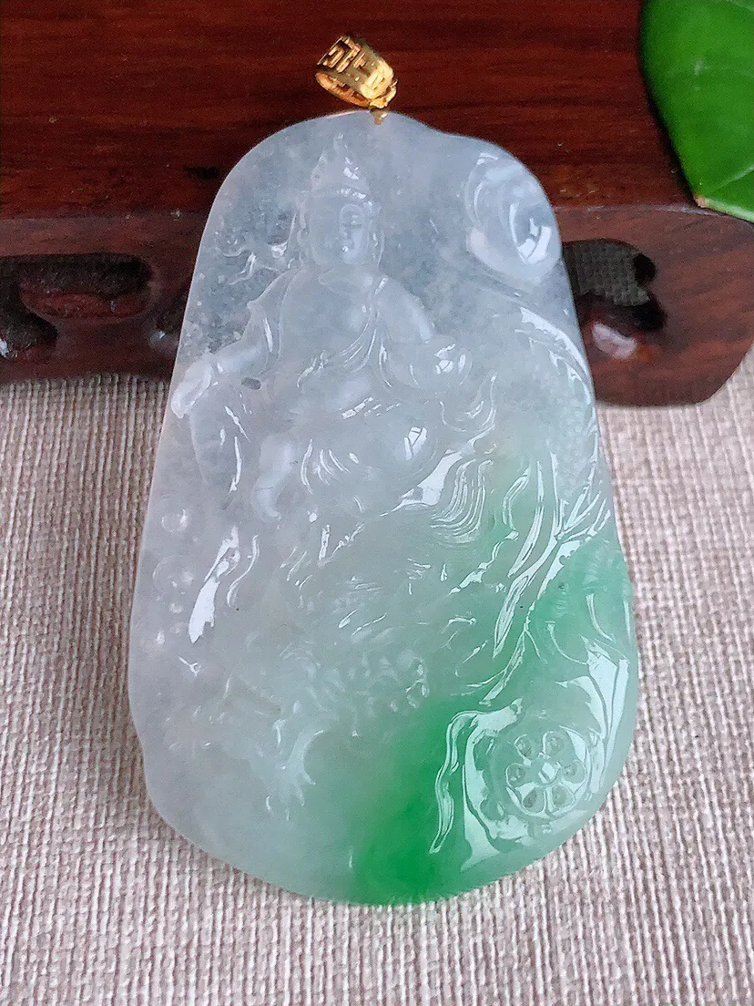 a货翡翠老坑冰种18K金扣头飘绿御龙观音吊坠，尺寸65.5×39.8×6.8mm 重量34.10g 