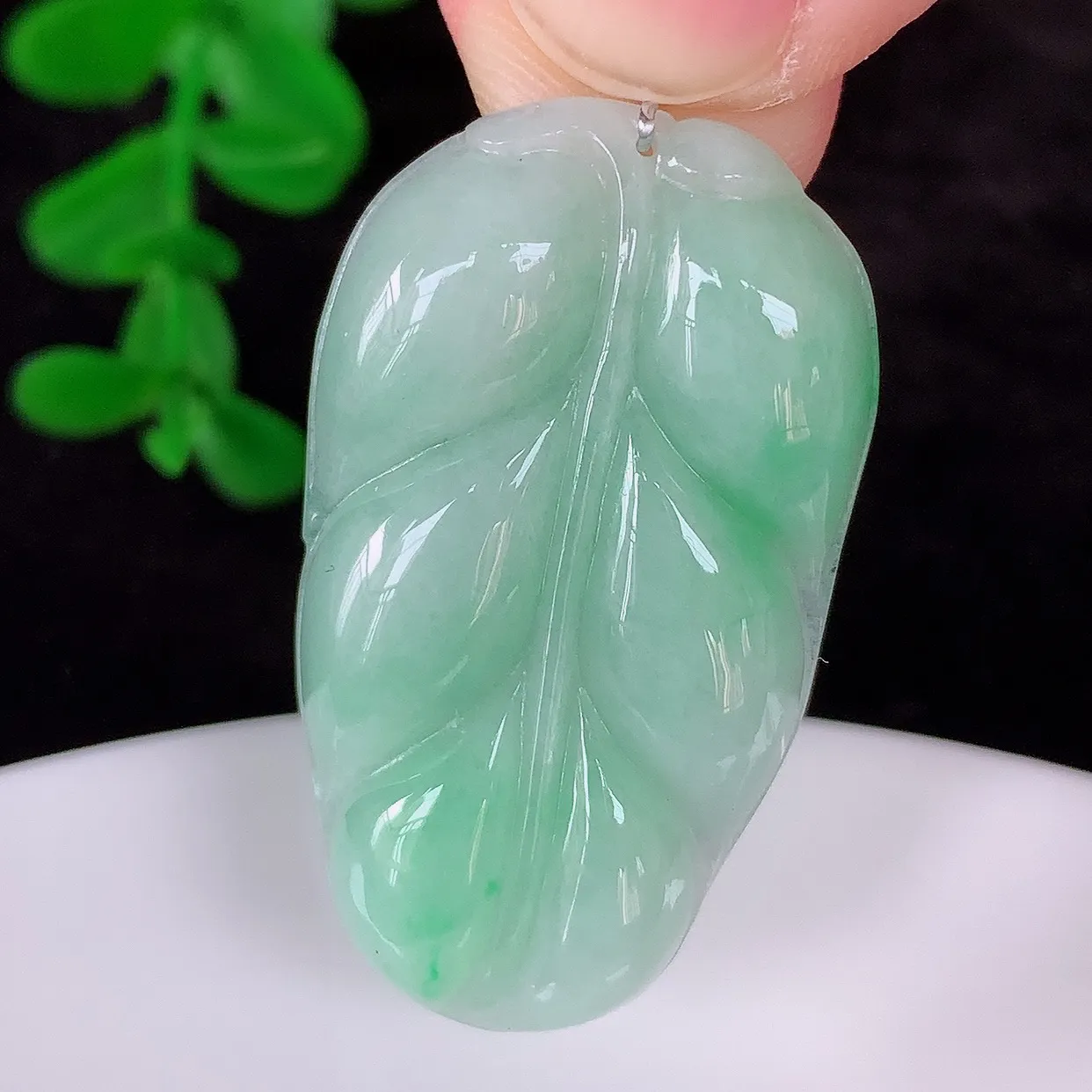 自然光实拍，冰润冰糯种飘绿翡翠事业有成叶子吊坠，莹润且起胶，叶子清秀优雅，佩戴大业有成！#35.12