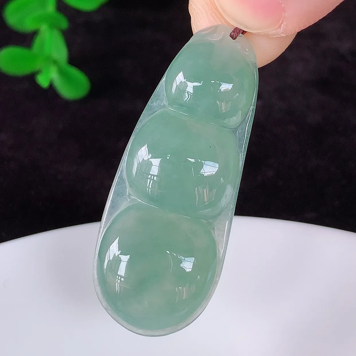 自然光实拍，冰润冰种湖水绿翡翠四季豆吊坠，平安豆福豆玉坠，冰润通透，豆粒饱满，寓意：豆蔻年华！#57.12
