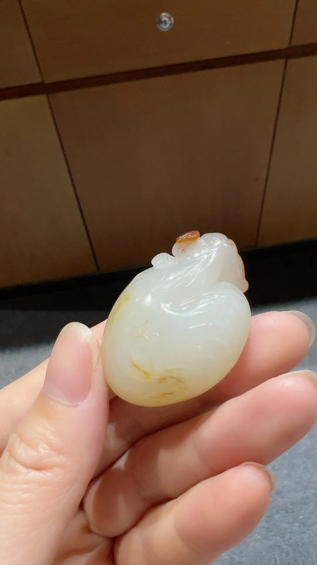 红皮籽料｜生肖鸡
独籽 随形巧雕 工艺精湛

重23.3克 尺寸40*27.5*15mm