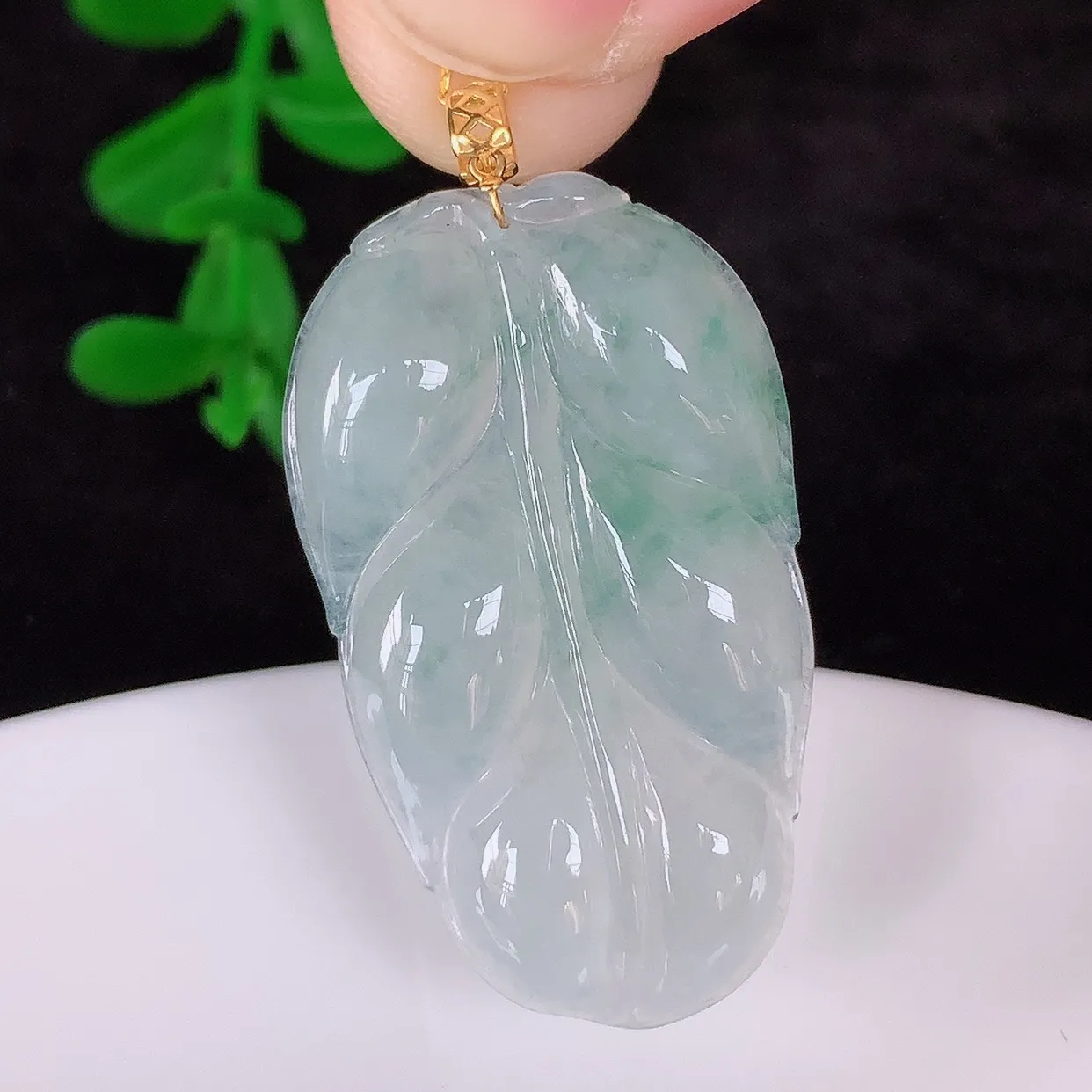 自然光实拍，18K金镶嵌冰种飘花翡翠叶子吊坠，寓意“大业有成，一夜成名，金枝玉叶”水润叶子，翡翠叶子，清秀高雅，性价比超值！#00.12