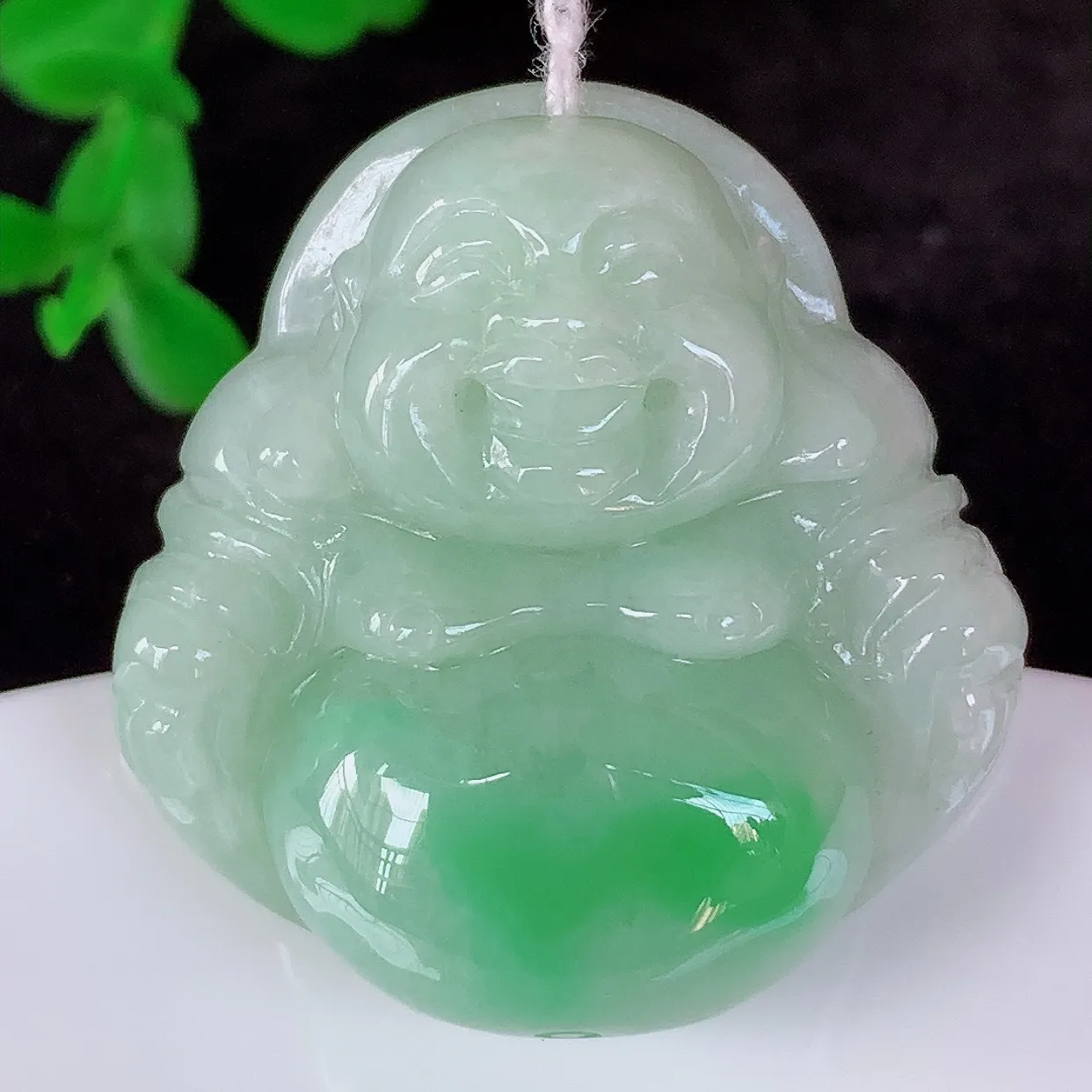 自然光实拍，厚装冰润冰糯种飘阳绿翡翠佛公吊坠，饱满， 佛公亦保平安，寓意有福（佛公）相伴，配戴优雅迷