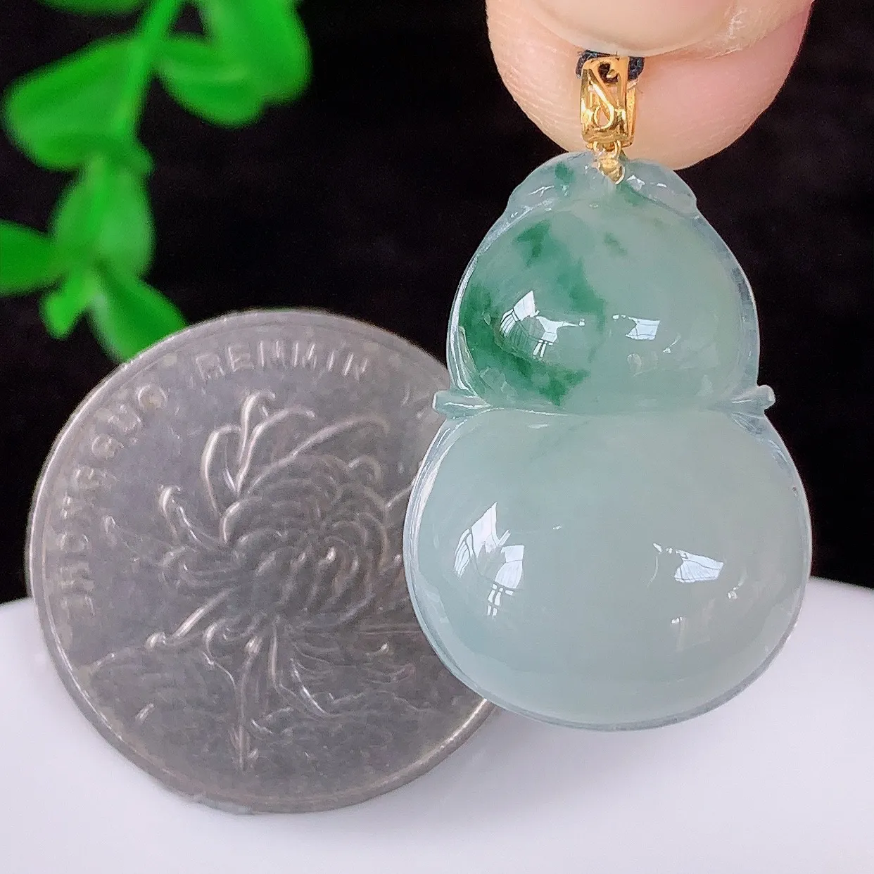 自然光实拍，18K金镶嵌冰种飘花翡翠葫芦吊坠，翡翠葫芦，寓意福禄双全，财源滚滚，佩戴效果优雅迷人！#49.12