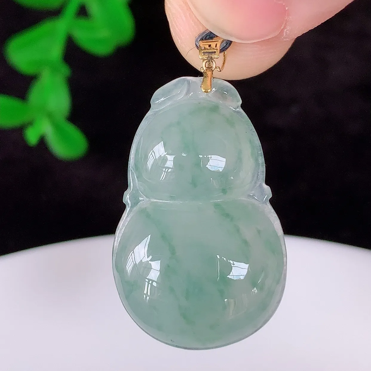自然光实拍 18K金镶嵌冰种飘花翡翠葫芦吊坠，翡翠葫芦，寓意福禄双全，财源滚滚，佩戴效果优雅迷人！#49.12