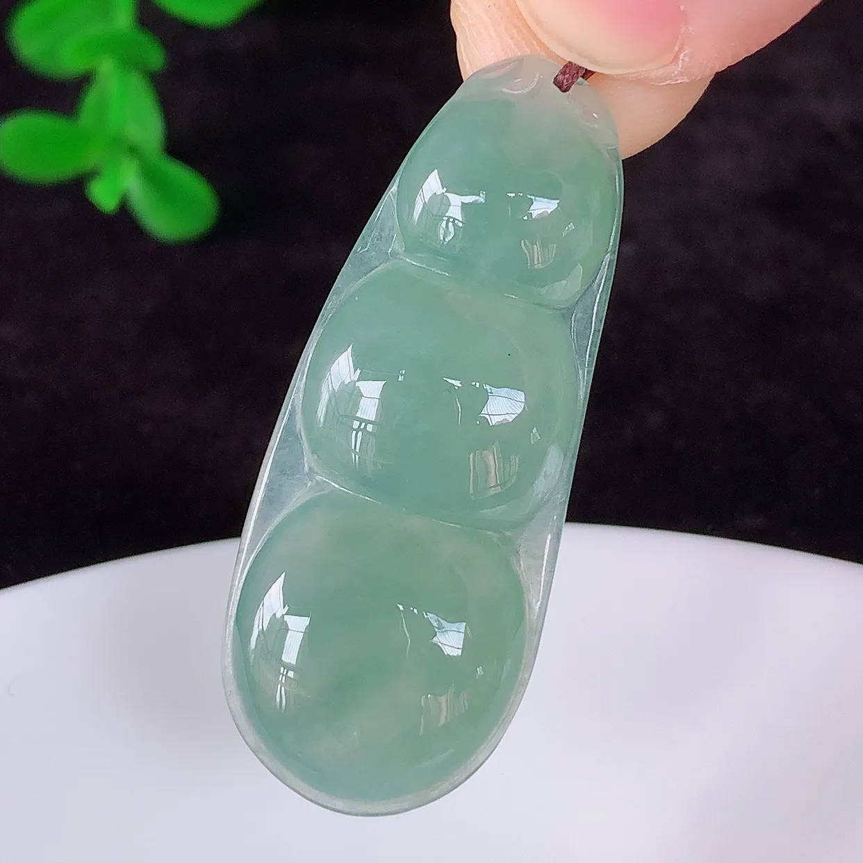 自然光实拍，冰润冰种湖水绿翡翠四季豆吊坠，平安豆福豆玉坠，冰润通透，豆粒饱满，寓意：豆蔻年华！#57
