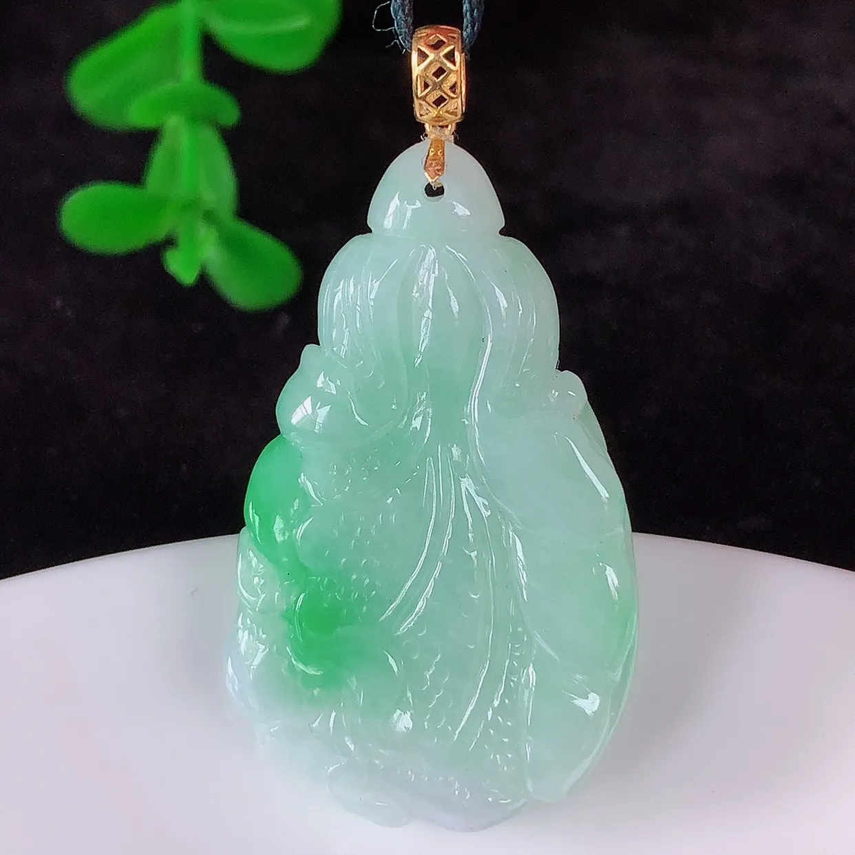 自然光实拍，18K金镶嵌冰润冰糯种飘阳绿翡翠招百财白菜吊坠，百财聚来，财源滚滚，色泽鲜艳，精工水润的白菜，性价比高！#1.12