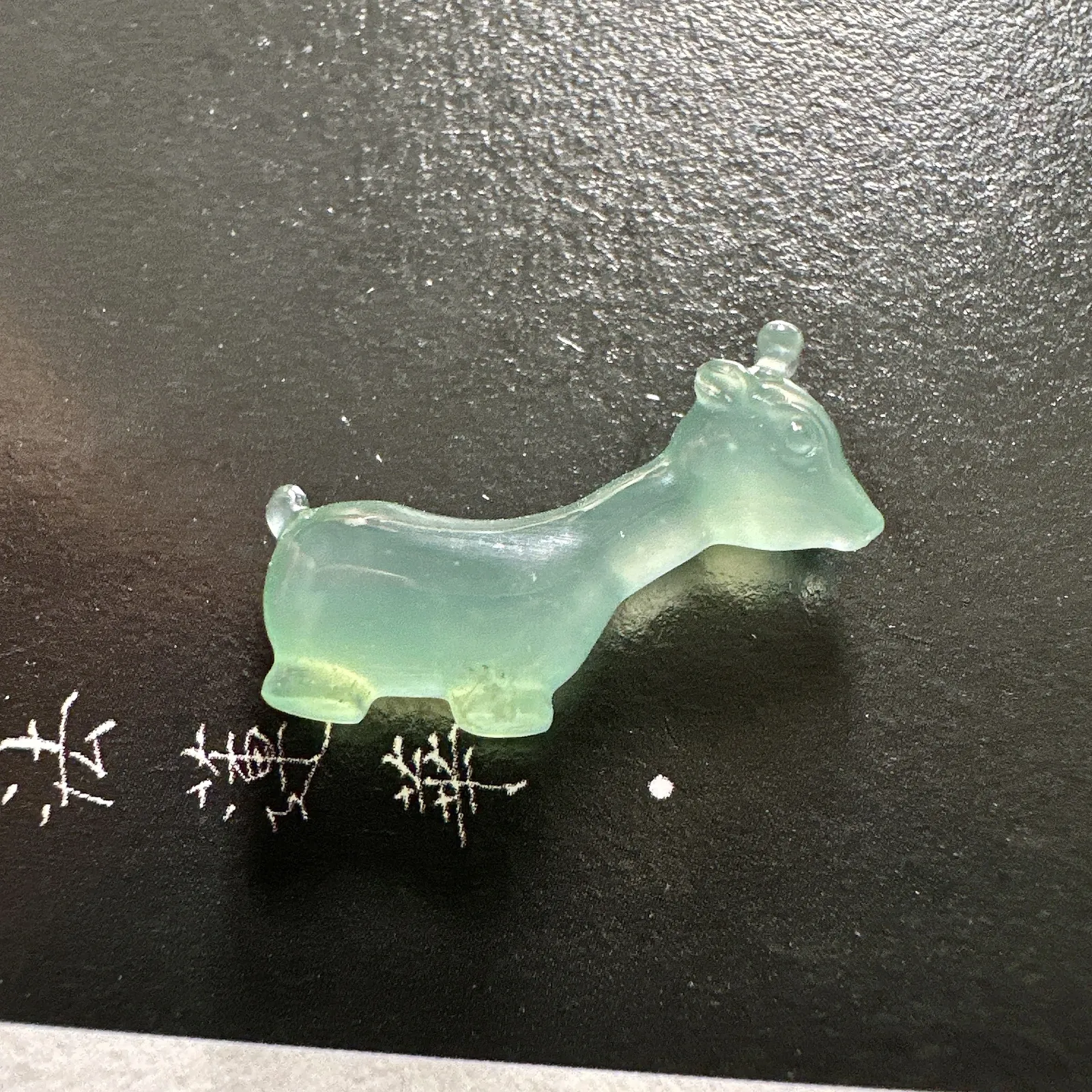 【冰种晴底长颈鹿】质地细腻，冰度很足，饱满度很好